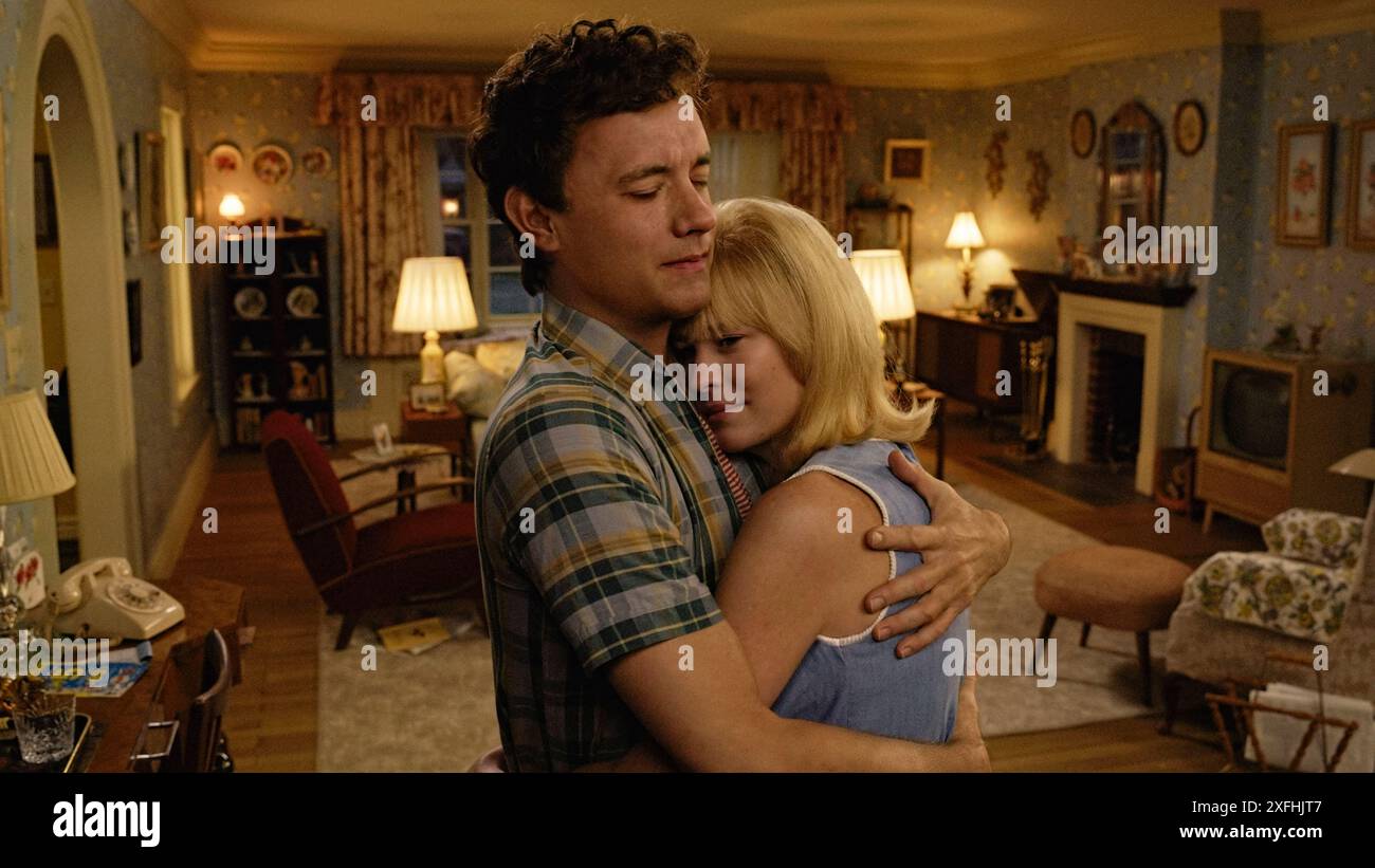 Ici (2024) réalisé par Robert Zemeckis et mettant en vedette Tom Hanks dans le rôle de Richard et Robin Wright dans celui de Margaret . Adaptation du roman graphique révolutionnaire de Richard McGuire sur un lieu spécial et les familles qui l'habitent à travers le temps. Publicité encore ***USAGE ÉDITORIAL SEULEMENT***. Crédit : BFA / TriStar Pictures Banque D'Images