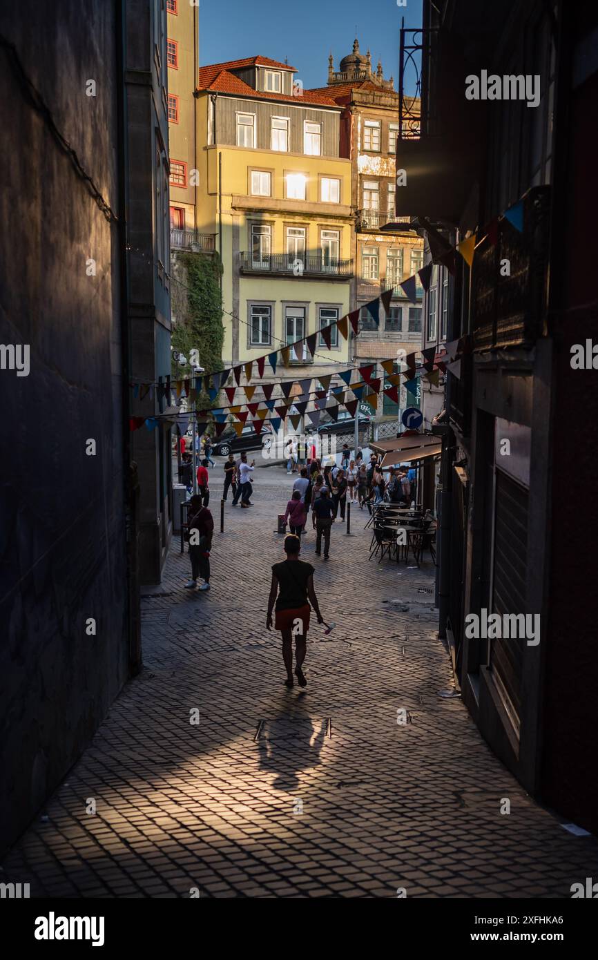 Fête de Saint Jean de Porto (Festa de São João do Porto ) pendant le milieu de l'été, dans la nuit du 23 juin (Saint Jean), dans la ville de Porto, Portugal Banque D'Images