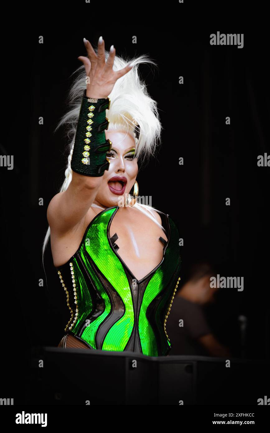 LGBTQ Pride à Londres 2024, Drag and TRANS Performers à Trafalgar Square Stage performance Drag Show Live performance Central London Royaume-Uni Banque D'Images
