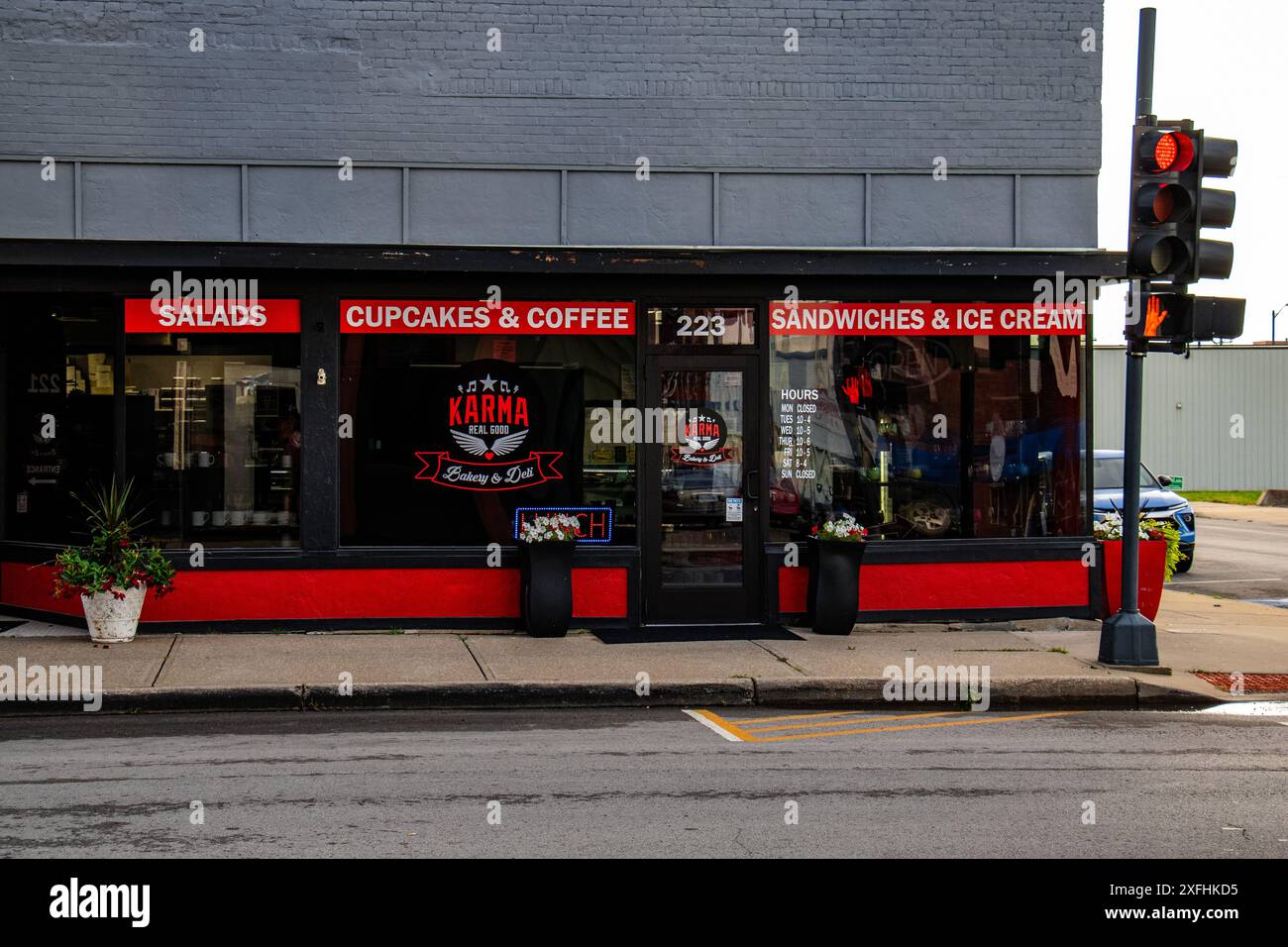 Leavenworth, Kansas, États-Unis - 07.2024 : Karma Bakery and Deli dans le centre-ville historique Banque D'Images