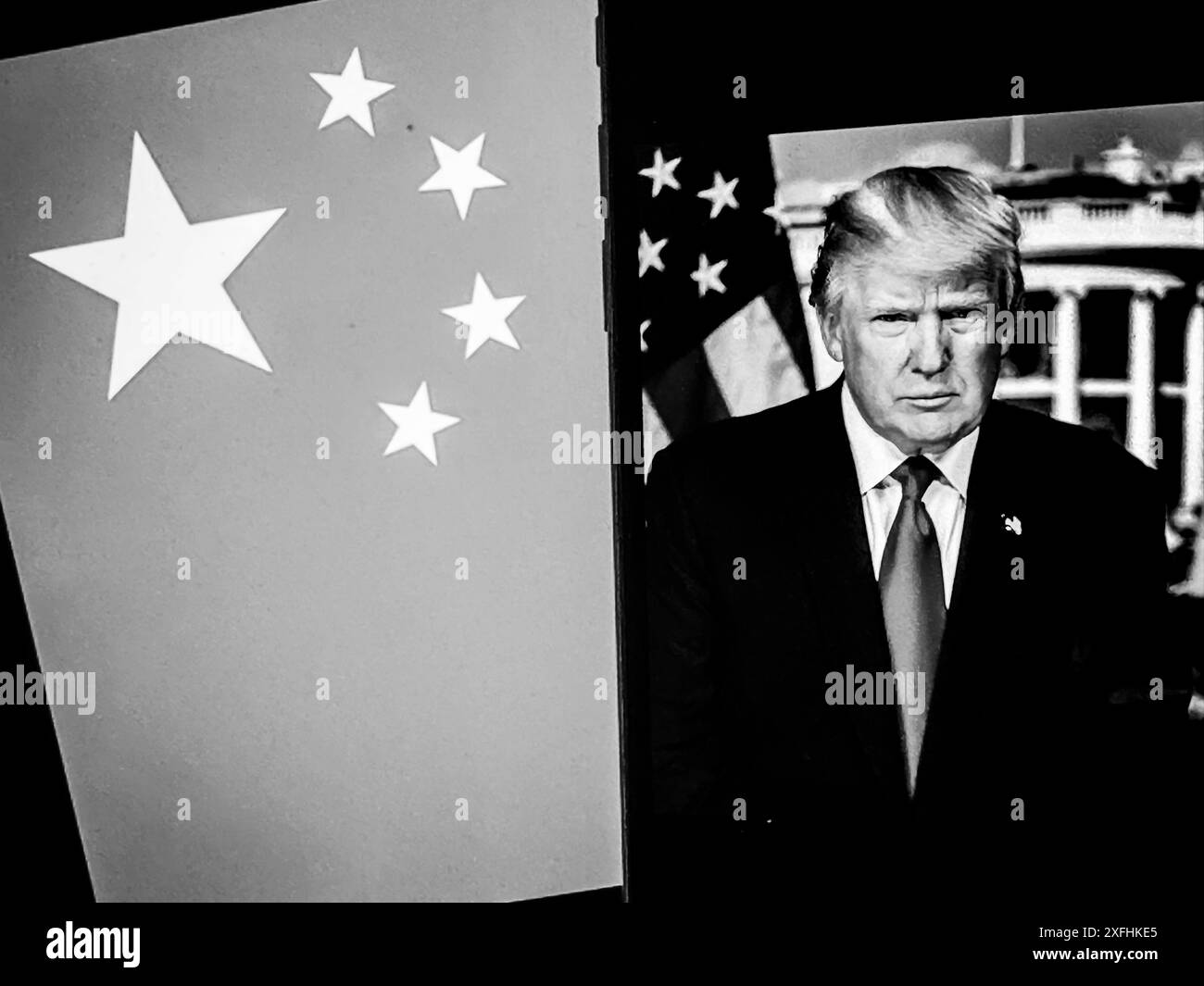 New York, New York, États-Unis. 1er juillet 2024. Le portrait officiel de la Maison Blanche du président Donald Trump devant un drapeau d'État chinois. L'élection présidentielle américaine de 2024 est marquée par une concurrence intense et des questions importantes. Les sujets clés comprennent l'économie, les soins de santé et l'immigration. Les discussions économiques portent sur l'inflation, la création d'emplois et les politiques de croissance durable. Les débats sur les soins de santé tournent autour de l'abordabilité et de l'accessibilité des services médicaux. La politique d'immigration reste controversée, avec des débats sur la sécurité des frontières et les voies d'accès à la citoyenneté. Climat c Banque D'Images