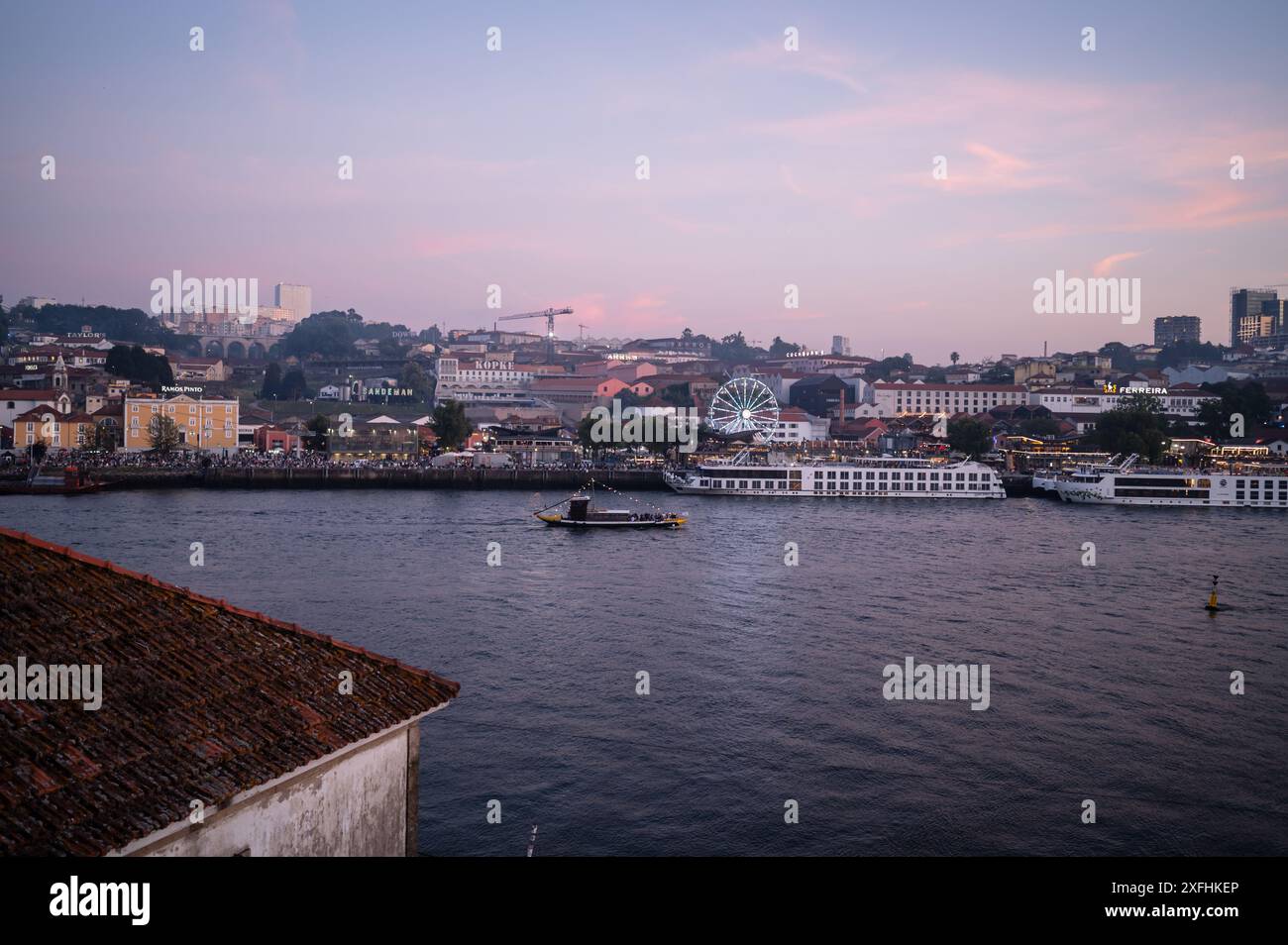 Fête de Saint Jean de Porto (Festa de São João do Porto ) pendant le milieu de l'été, dans la nuit du 23 juin (Saint Jean), dans la ville de Porto, Portugal Banque D'Images