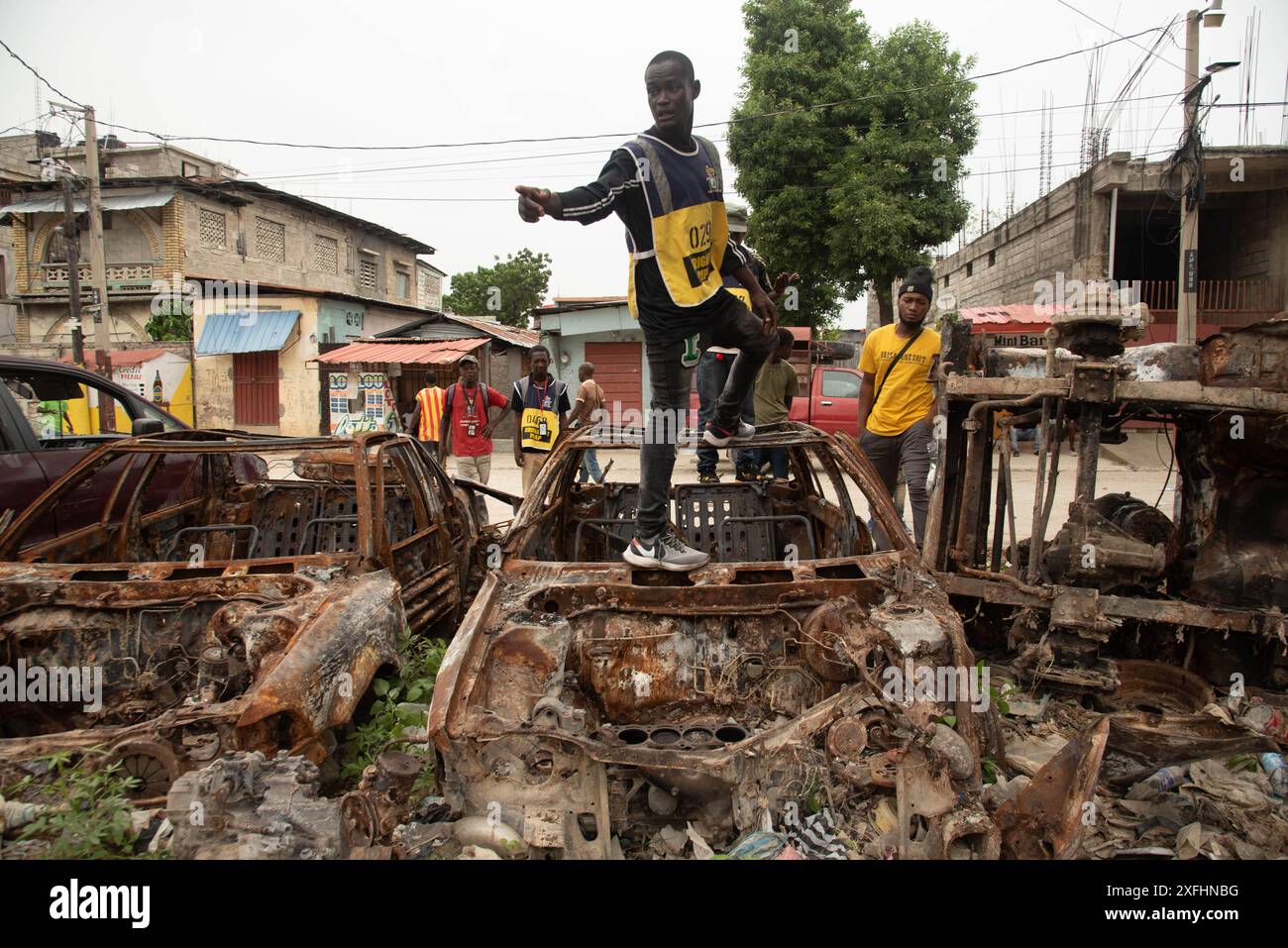 Port-au-Prince, Port-au-Prince, Haïti. 3 juillet 2024. Le personnel de nettoyage retire les débris et les voitures détruites par les gangs pour se protéger alors que l'ouragan Beryl se dirige vers le pays. Une surveillance des ouragans est en vigueur sur la côte sud d'Haïti. (Crédit image : © Hector Adolfo Quintanar Perez/ZUMA Press Wire) USAGE ÉDITORIAL SEULEMENT! Non destiné à UN USAGE commercial ! Banque D'Images