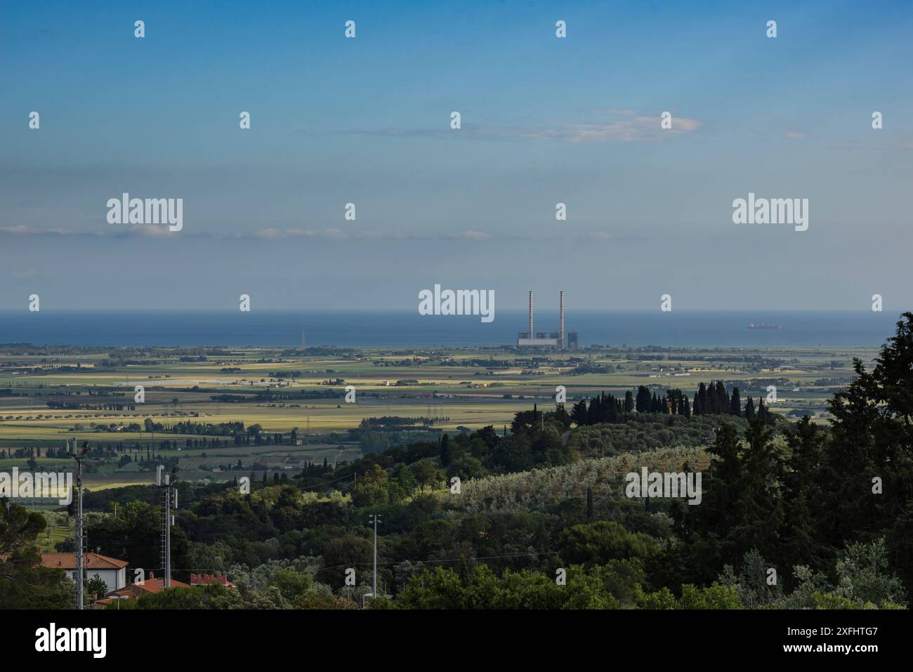 Paysage du Val di Cornia, champs cultivés, centrale thermoélectrique et la mer Méditerranée Banque D'Images