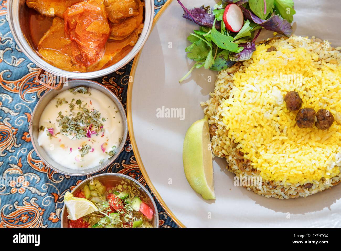 Magnifique vue de dessus des plats traditionnels iraniens et des collations. Polow, kufte, salade de légumes frais et yaourt. Cuisine persane impressionnante. Banque D'Images