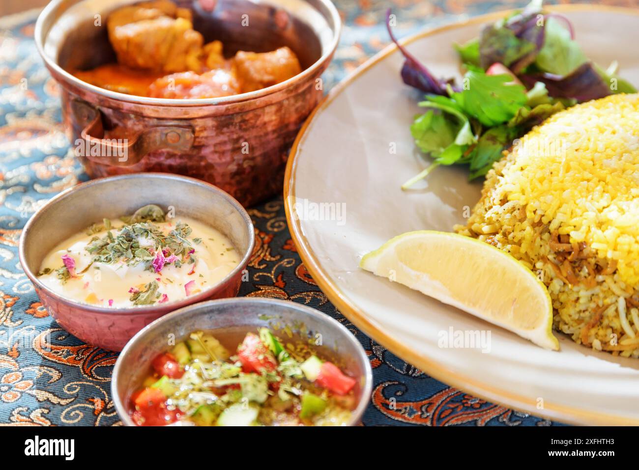 Magnifique vue de dessus des plats traditionnels iraniens et des collations. Polow, kufte, salade de légumes frais et yaourt. Cuisine persane impressionnante. Banque D'Images