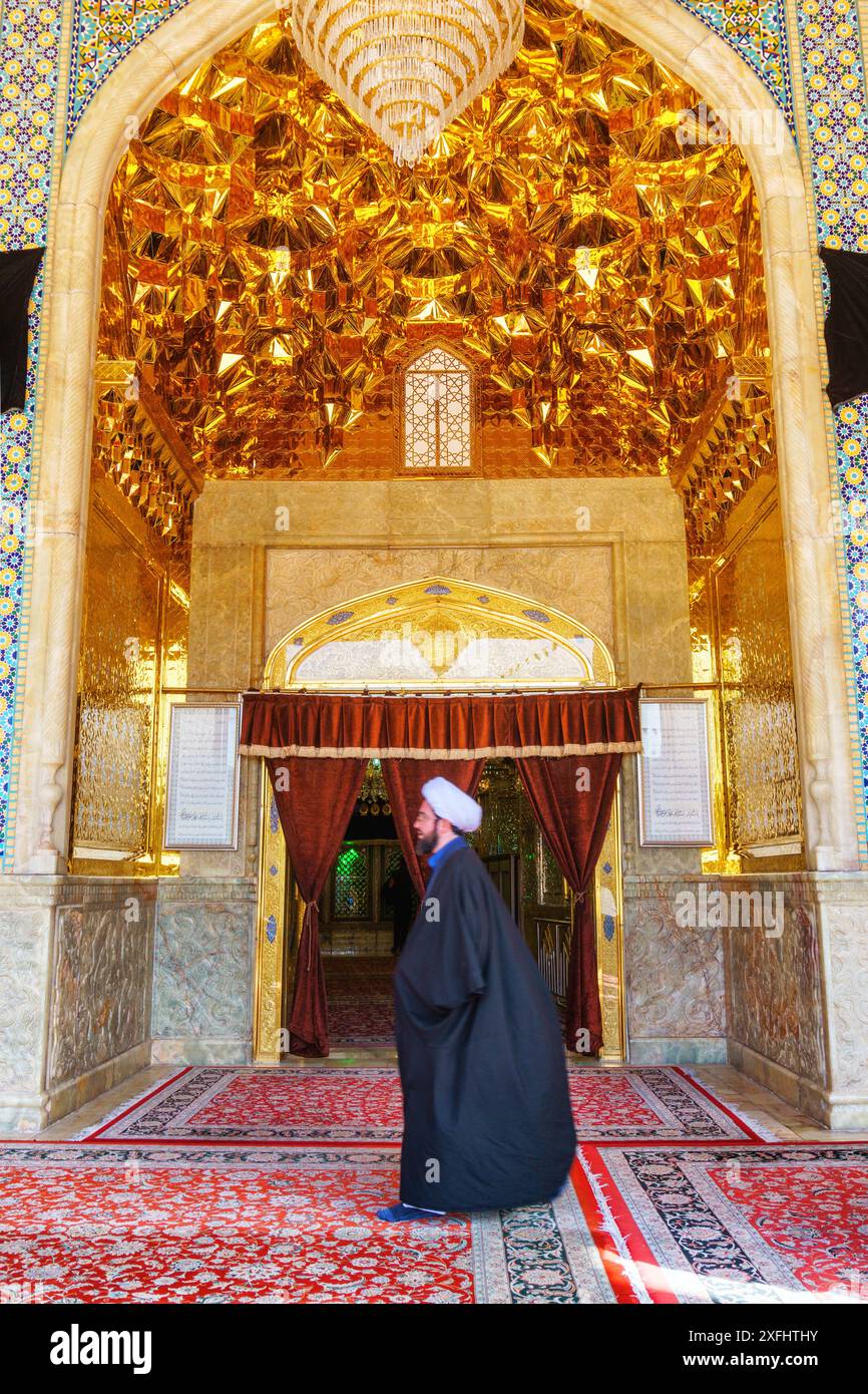 Shiraz, Iran - 29 octobre 2018 : vue imprenable de l'entrée de la mosquée Shah Cheragh et du mausolée. Plafond décoré de carreaux dorés. Banque D'Images