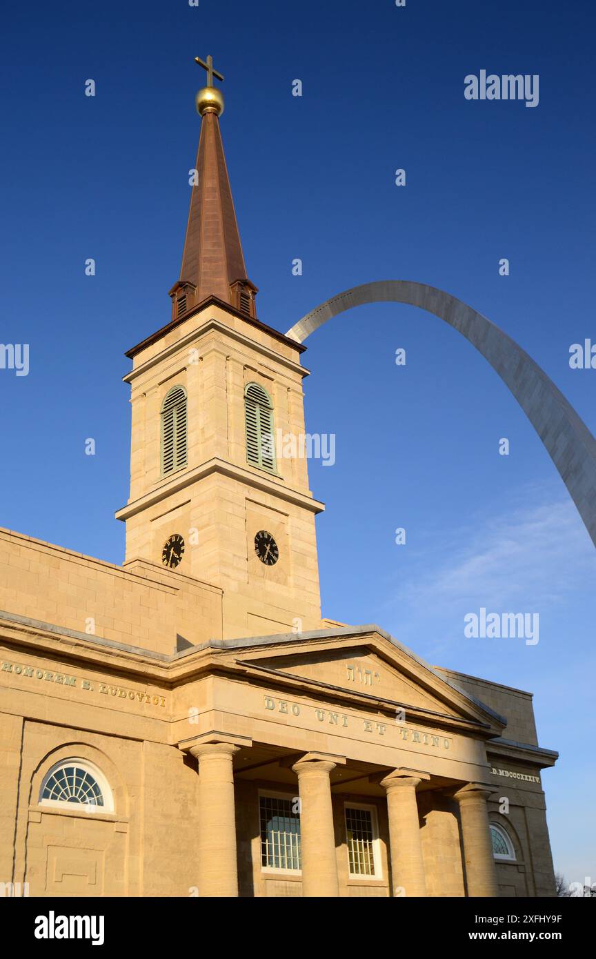 Basilique St Louis et Gateway Arch Banque D'Images