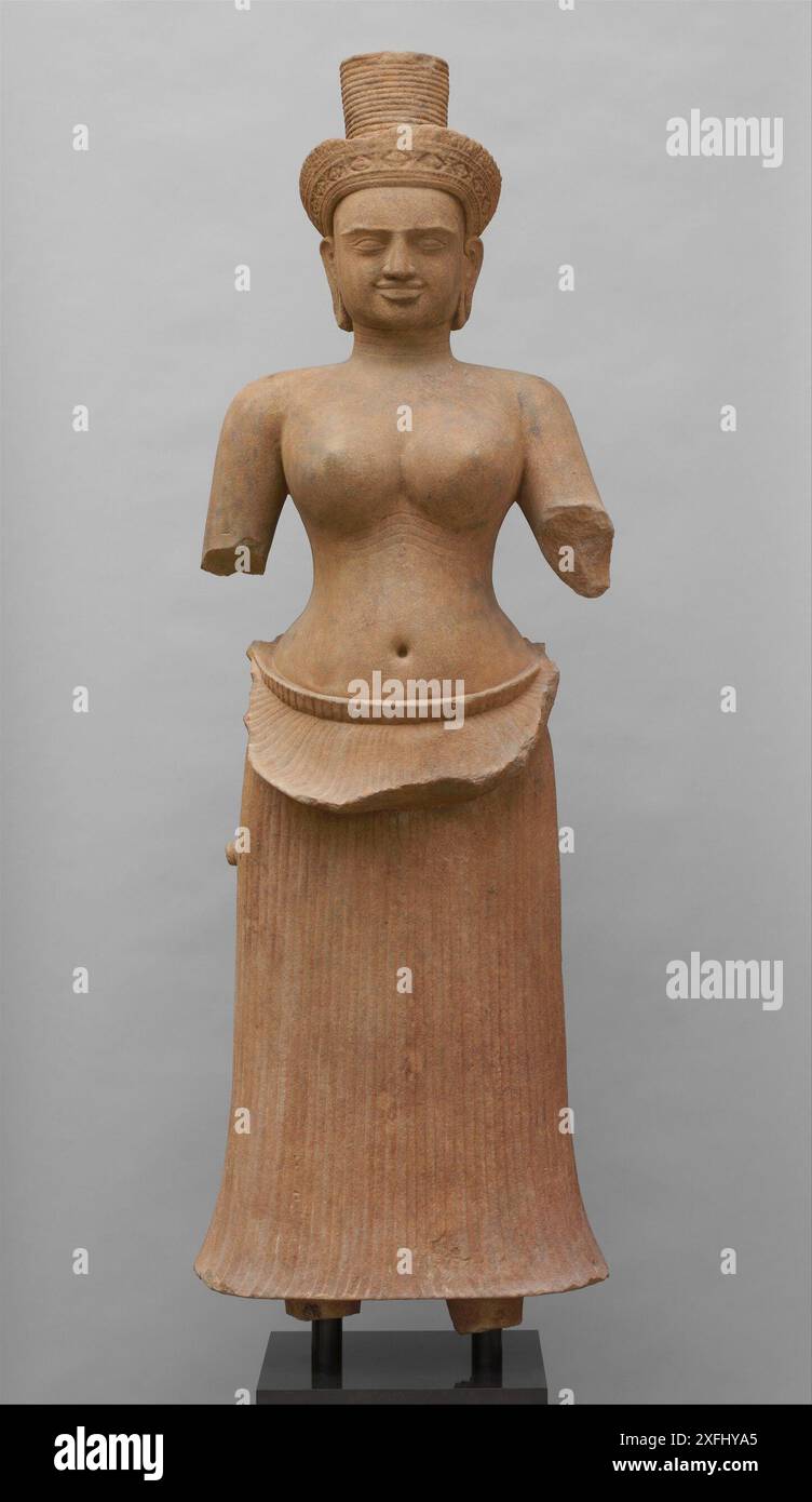 (240704) -- PHNOM PENH, 4 juillet 2024 (Xinhua) -- cette photo non datée montre une déesse féminine en grès du 10ème siècle, Uma, qui a été rapatriée au Cambodge depuis les États-Unis. Quatorze objets cambodgiens pillés ont été rapatriés du Metropolitan Museum of Art (le MET) de New York, a déclaré mercredi le ministère cambodgien de la culture et des Beaux-Arts dans un communiqué de presse. (Ministère cambodgien de la culture et des Beaux-Arts/distribution via Xinhua) Banque D'Images