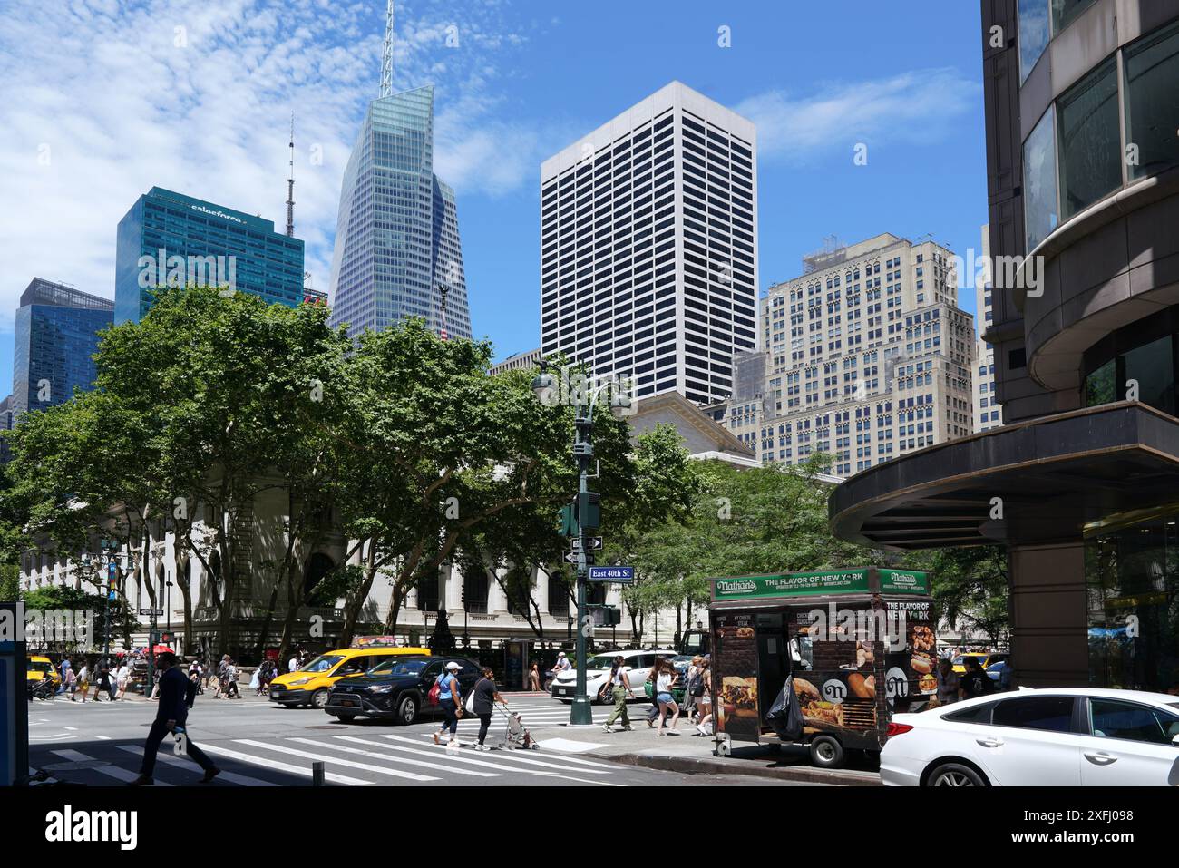 Manhattan Street, Fifth Avenue avec New York public Library Banque D'Images