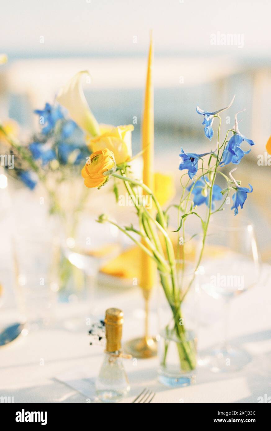 Bouquet de fleurs se dresse sur une table de fête couverte sur la terrasse Banque D'Images