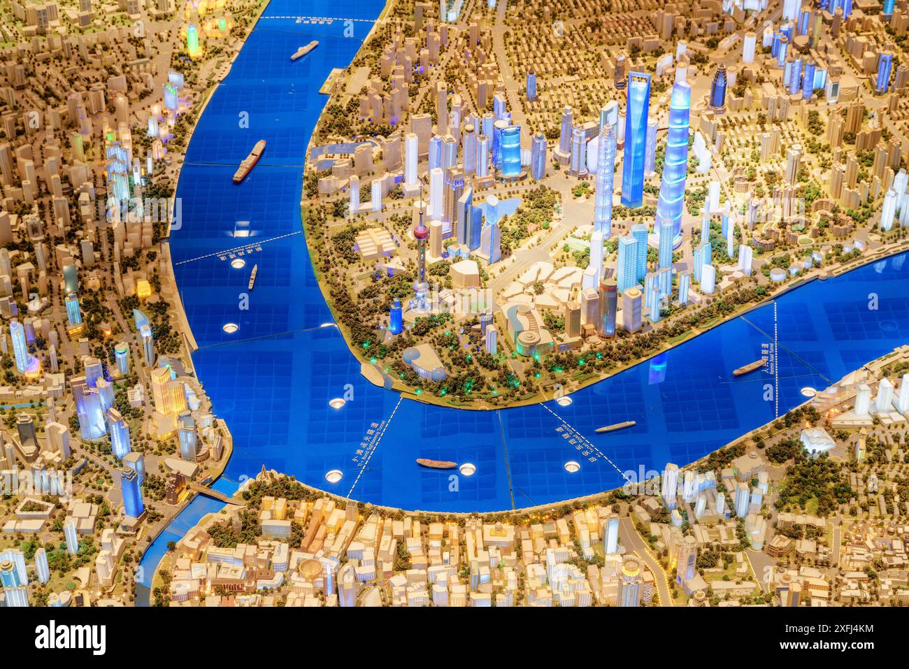 Shanghai, Chine - 3 octobre 2017 : vue de dessus d'une partie de la maquette réduite de la ville, y compris le nouveau district de Pudong (Lujiazui) et le Bund (Waitan). Banque D'Images