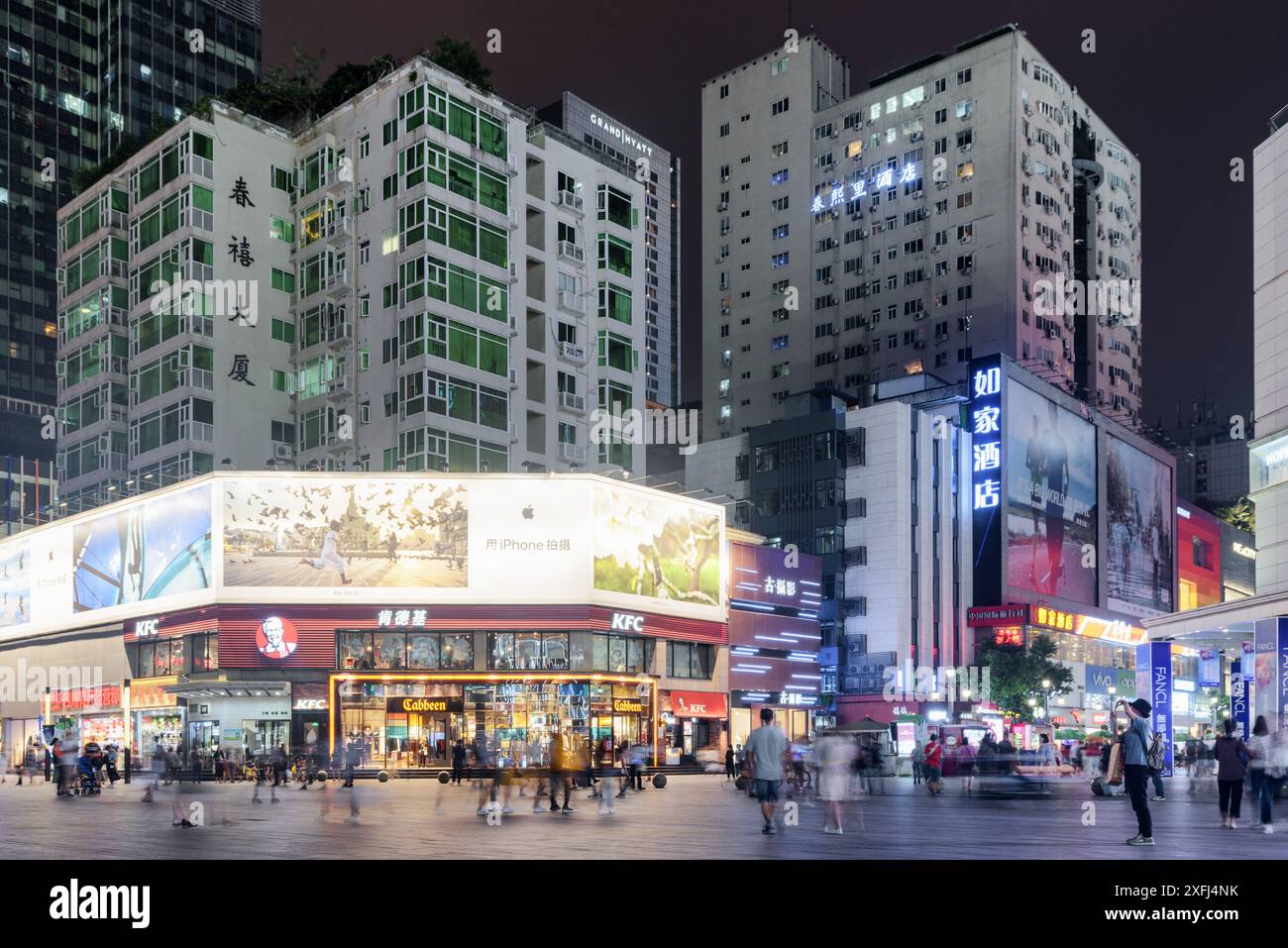 Chengdu, Chine - 26 septembre 2017 : vue nocturne de Hongxing Road Walk Square avec des centres commerciaux au centre-ville. Banque D'Images