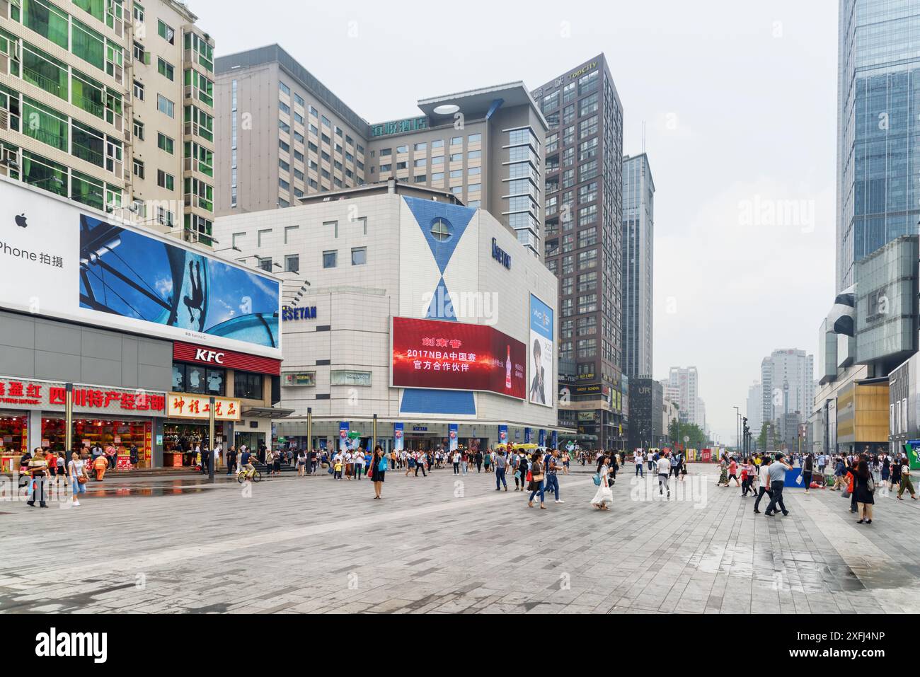 Chengdu, Chine - 26 septembre 2017 : vue de Hongxing Road Walk Square avec des centres commerciaux au centre-ville. Banque D'Images