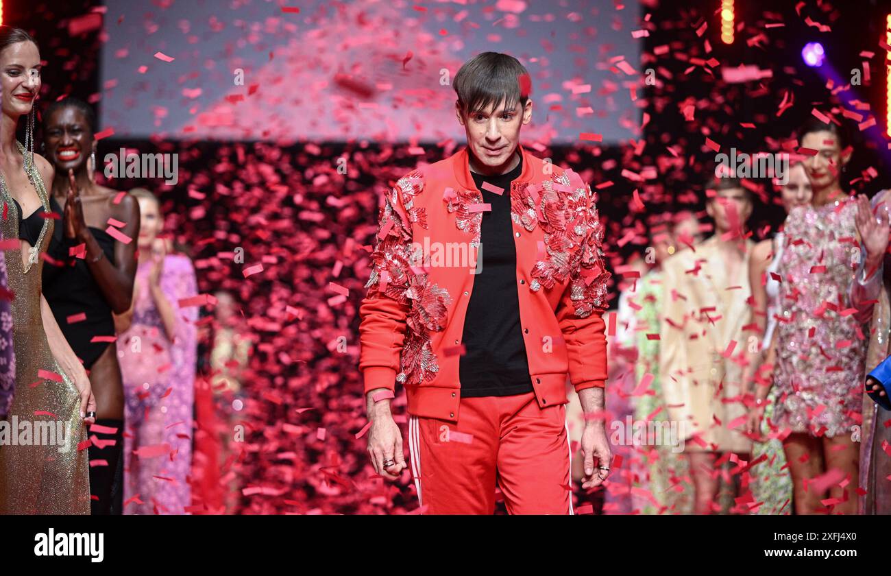 Berlin, Allemagne. 03 juillet 2024. Le designer Kilian Kerner apparaît sur la passerelle avec ses modèles après son spectacle au Uber Eats Music Hall. Le designer berlinois fête ses 20 ans avec la collection 'Herz im Kopf'. Le défilé fait partie de la Berlin Fashion week. Crédit : Jens Kalaene/dpa/Alamy Live News Banque D'Images