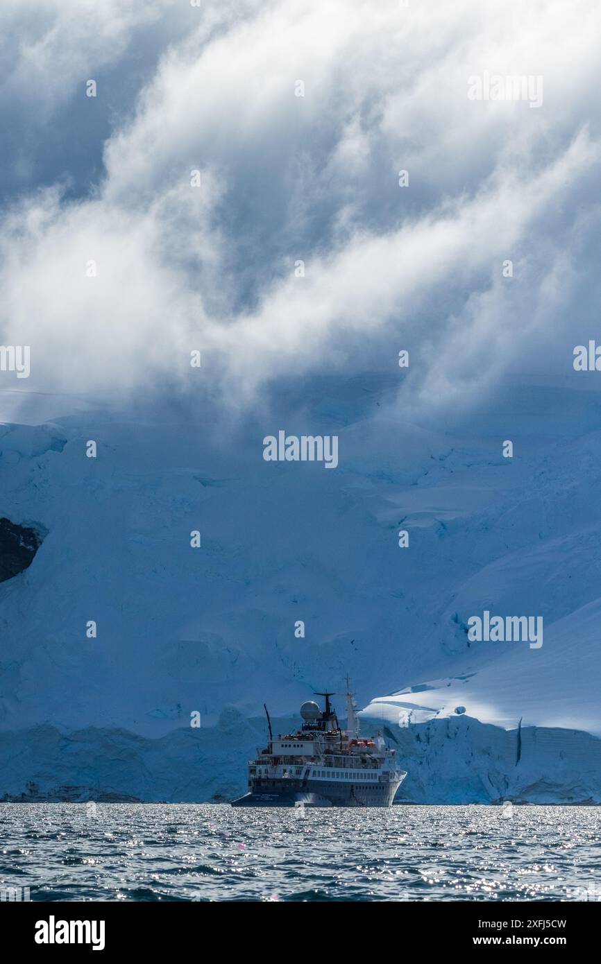 Port de Mikkelsen, péninsule Antarctique - 2 février 2024. Les touristes antarctiques à Zodiacs approchent du navire d'exploration Ocean Adventurer, après avoir exploré les eaux autour du port de Mikkelsen. Banque D'Images