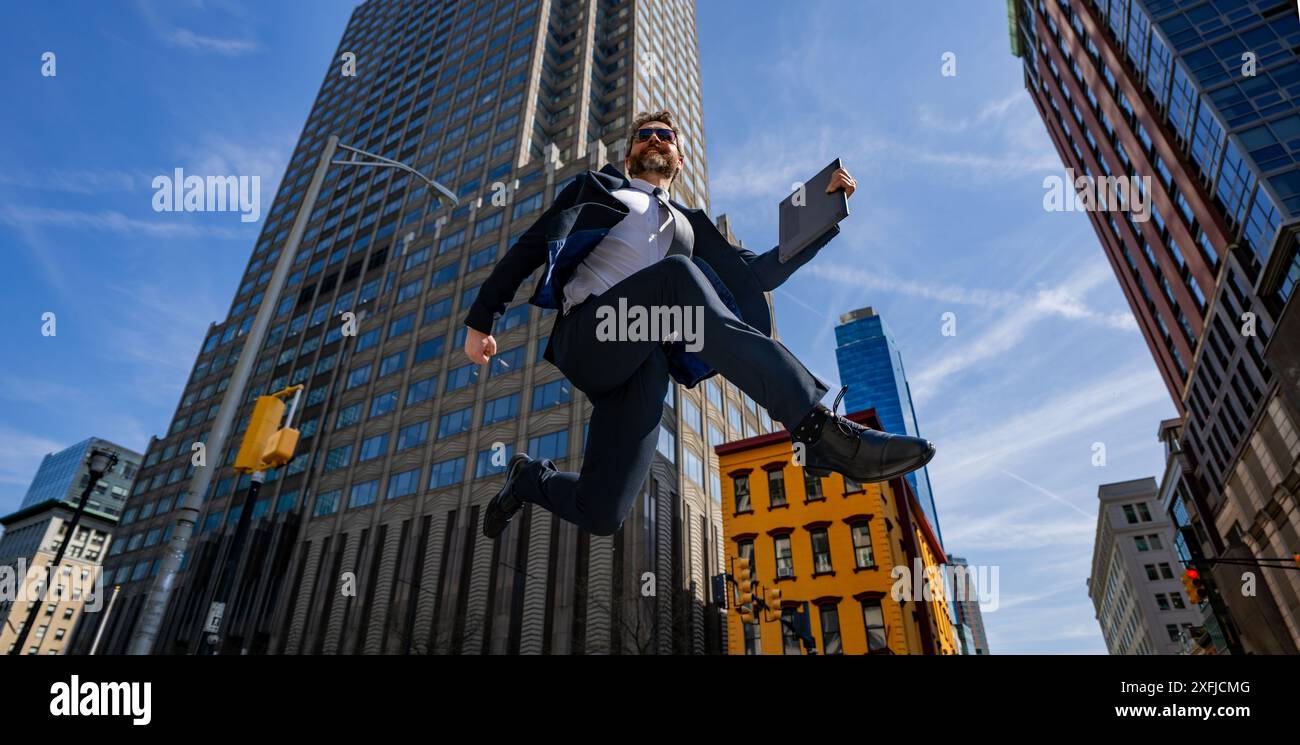 Homme d'affaires sautant dans la rue. Saut suivant et étapes. Concept d'ambitions commerciales. Stratégie de réussite de l'entreprise. Développement de la croissance créative Banque D'Images