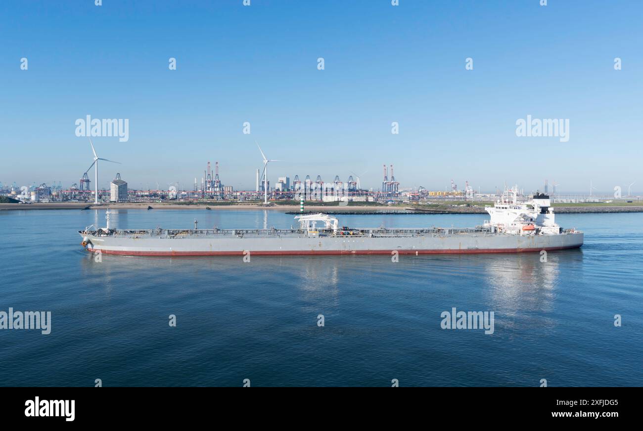 Pétrolier Christina avec Europoort Rotterdam en arrière-plan, pays-Bas, Europe Banque D'Images