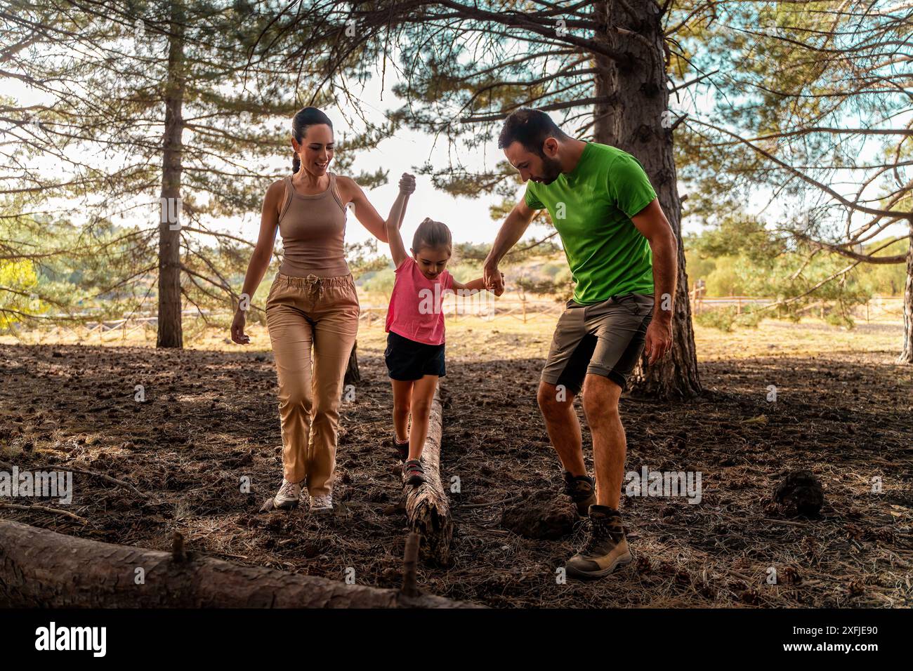 Famille marchant ensemble dans la forêt - aventure en plein air, profiter de la nature, les parents et l'enfant, temps de liaison, mode de vie sain - cadre boisé. Banque D'Images