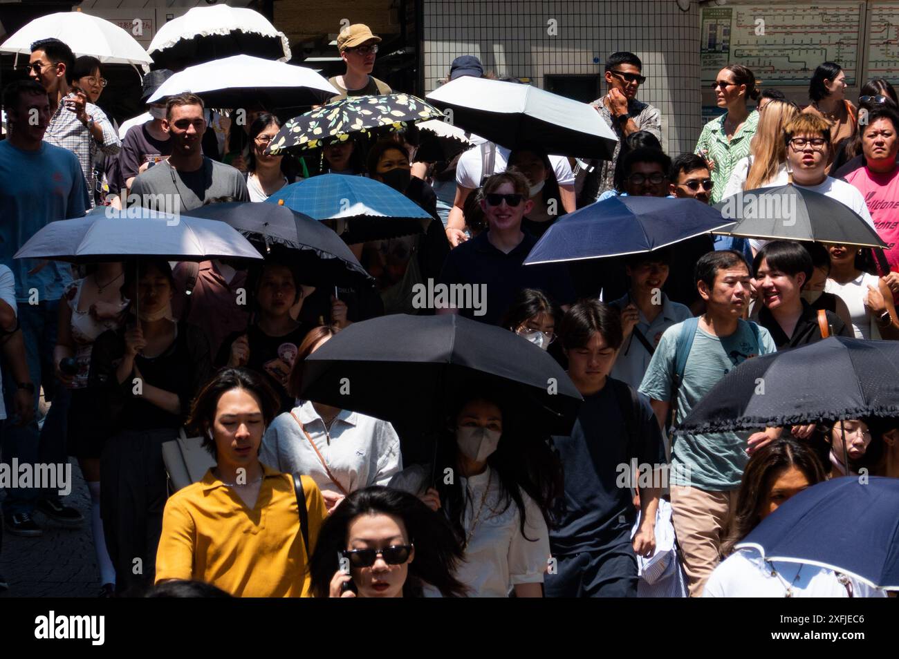 Tokyo, Japon. 4 juillet 2024. Des gens marchent dans une rue à Tokyo, Japon, 4 juillet 2024. Le Japon a connu une forte chaleur estivale dans de nombreuses régions, y compris Tokyo avec des températures dépassant les 35 degrés Celsius, ce qui a déclenché la première alerte de coup de chaleur de l'année pour la région de Tokyo. Crédit : Zhang Xiaoyu/Xinhua/Alamy Live News Banque D'Images