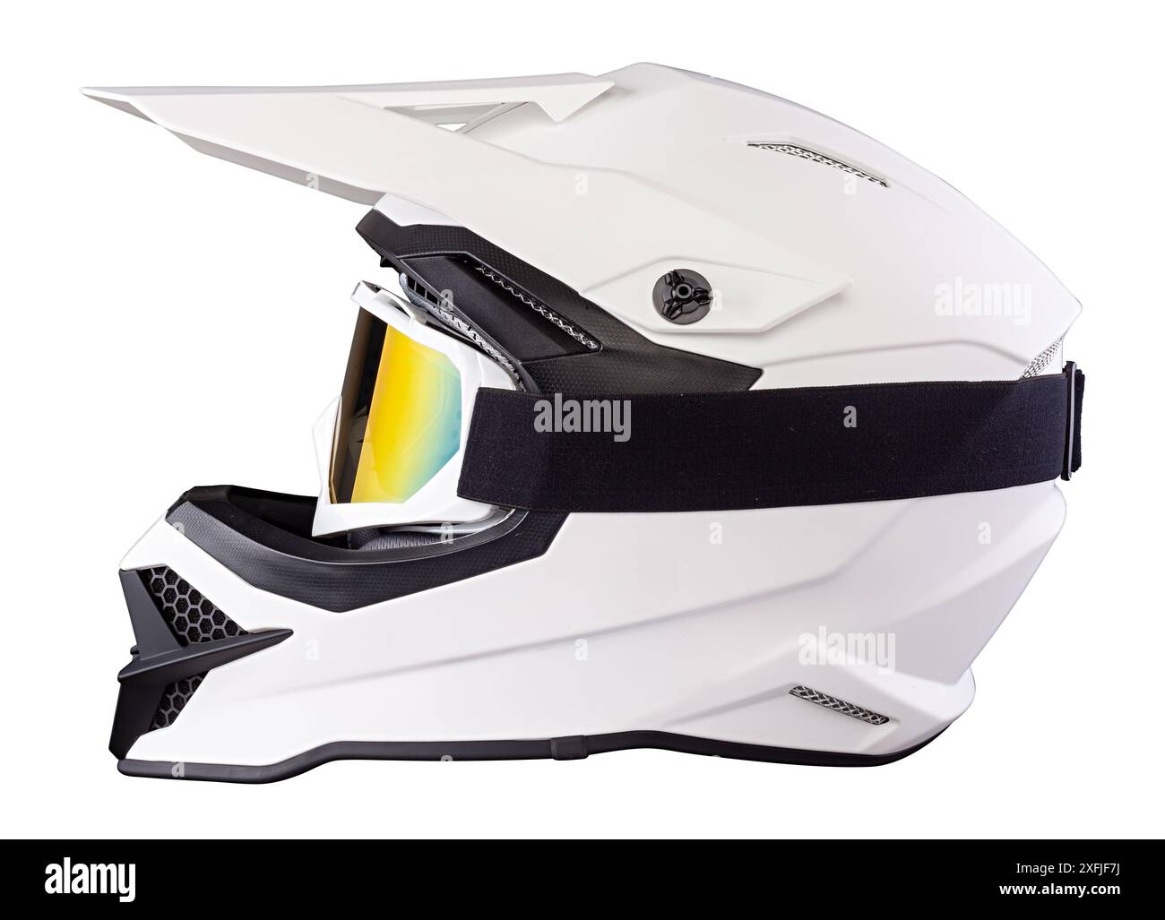 Casque intégral noir blanc de motocross moderne ou enduro Downhill Crash avec lunettes de sécurité en arrière-plan isolé de vue latérale. Banque D'Images