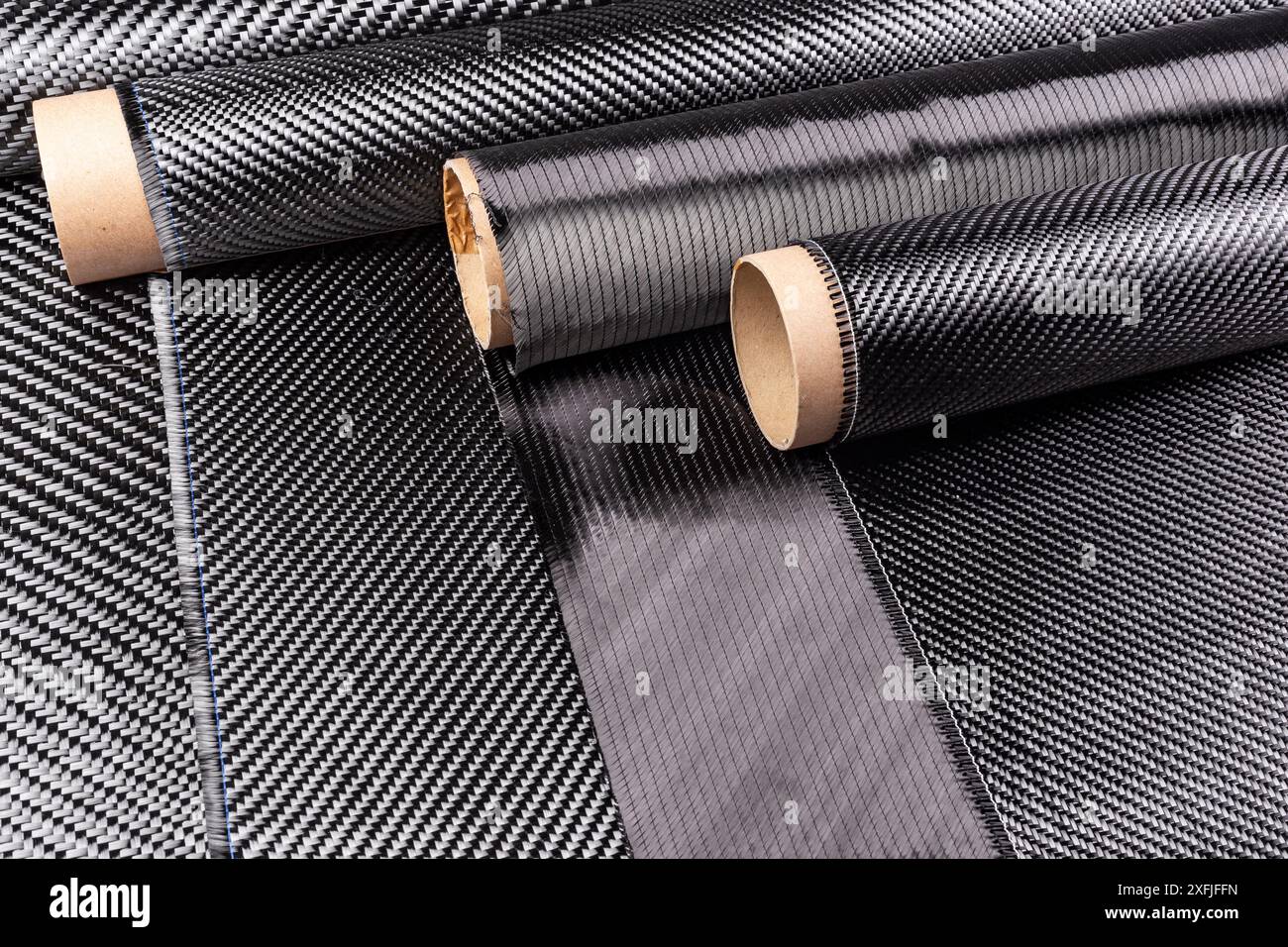 Rouleaux avec divers tissus de matière première d'application de fibre de carbone tissée réelle. matériau composite automobile et automobile tuning industrie et backgr de haute technologie Banque D'Images