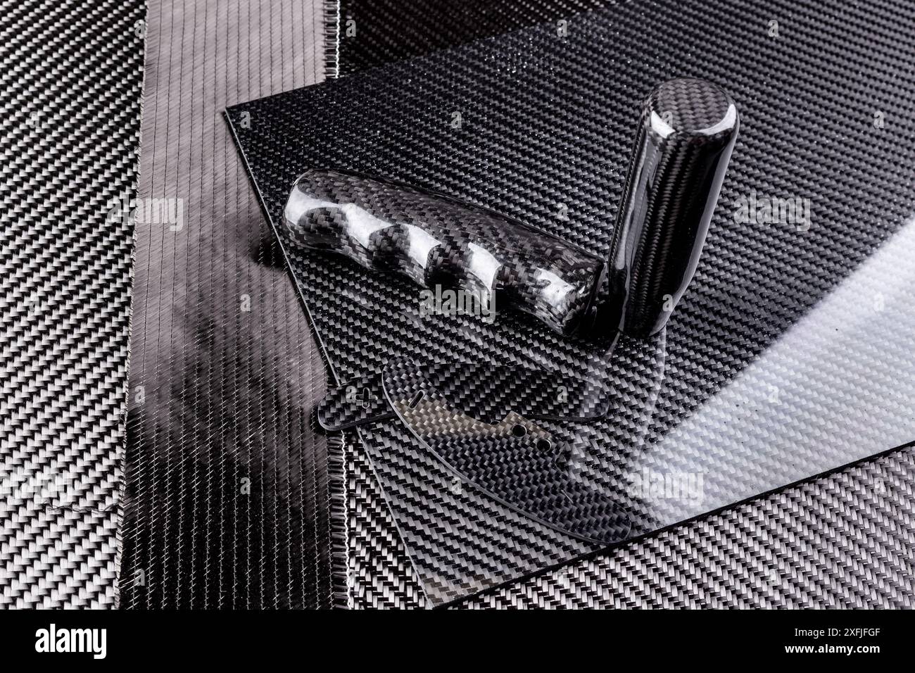 Pièces de réglage en fibre de carbone légères et feuille CFK sur tissu de matière première composite. industrie automobile et automobile de course et arrière-plan de haute technologie. Banque D'Images