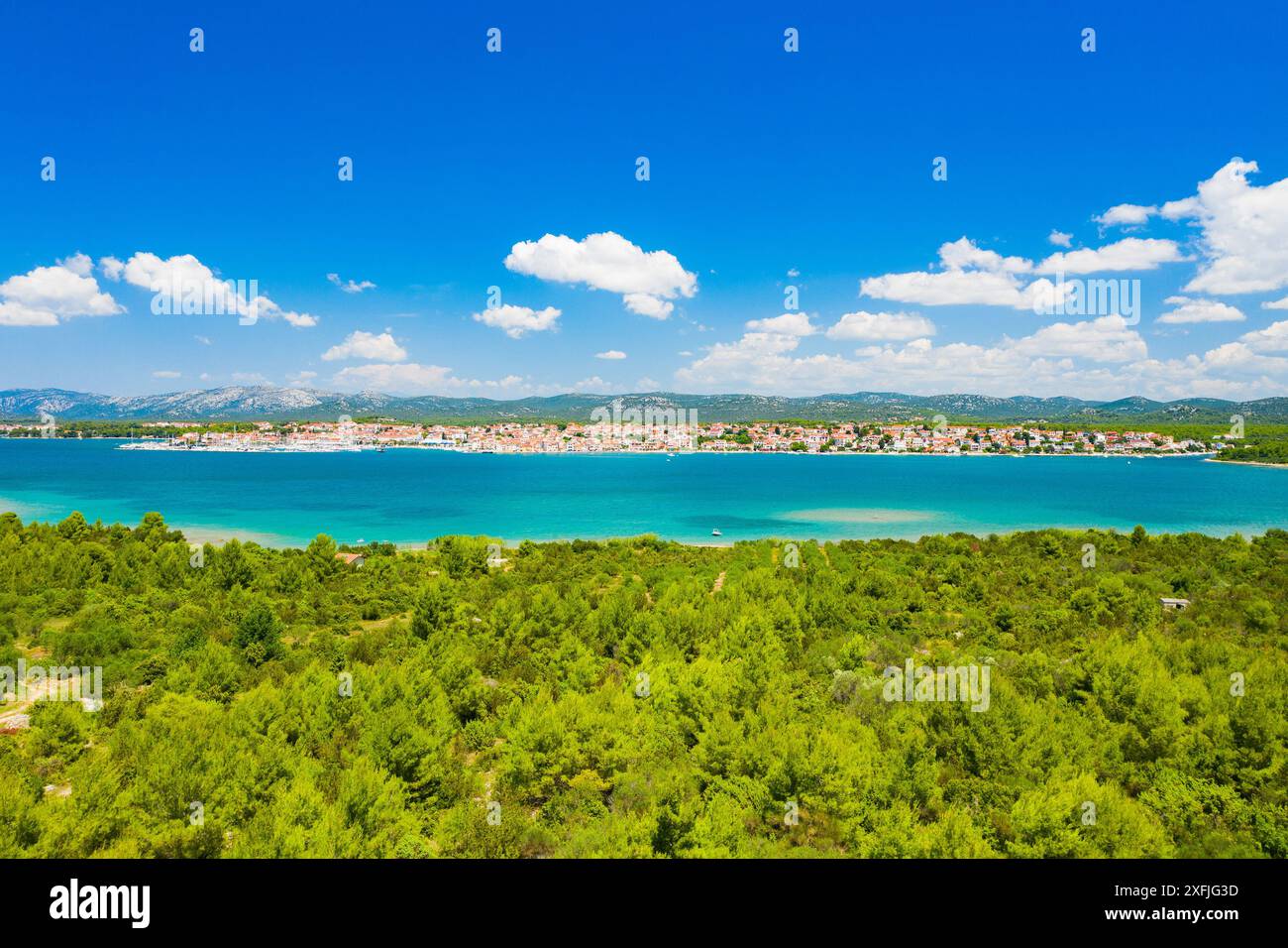 Vue aérienne de la ville adriatique de Pirovac et de l'île de Murter, Dalmatie, Croatie Banque D'Images