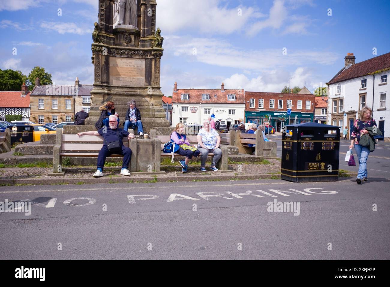 Le nouveau marché croise à Helmsley avec des sièges et une grande poubelle à litière Banque D'Images