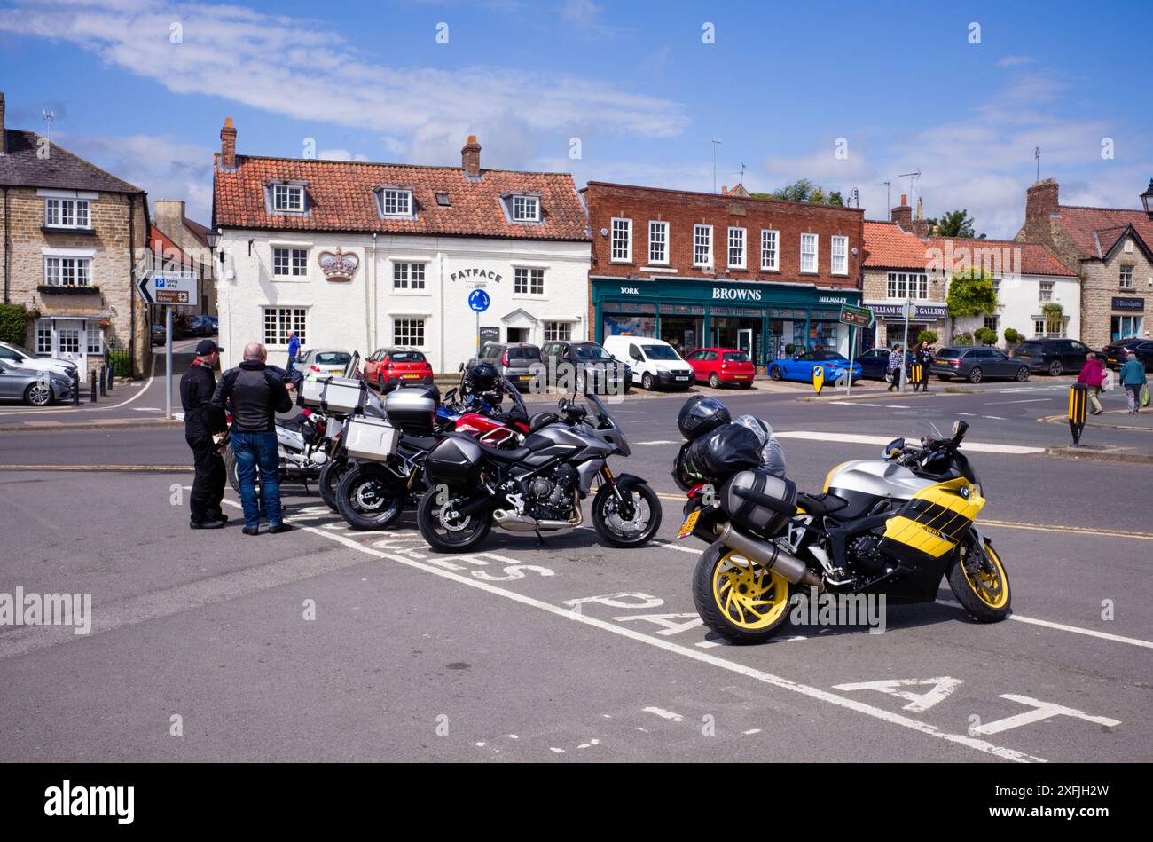 La place de Helmsley est un point d'arrêt populaire pour les motocyclistes, en particulier le week-end Banque D'Images