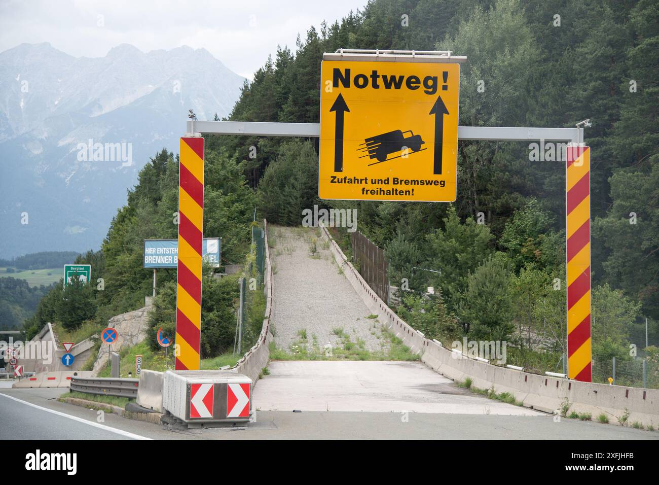 Notweg ! Zufahrt und Bremsweg Freihalten, voie de secours pour les camions dont les freins tombent en panne sur la montagne, à Brennerautobahn A13 dans le Tyrol, Autriche © Wojci Banque D'Images