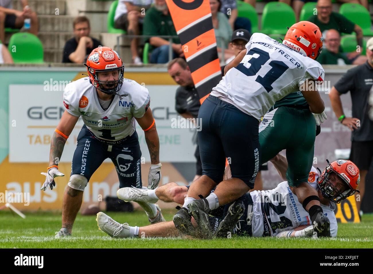 Niklas Herrmann (21, DB, IFM Razorbacks Ravensburg) und Henri Moudilou (31, DL, IFM Razorbacks Ravensburg) stoppen JJ Brania-Hopp (7, WR, Schwaebisch Hall Unicorns) GER, Schwaebisch Hall Unicorns vs IFM Ravensburg Razorbacks, American Football, GFL, saison 2024, week 8, 29.06.2024, Foto : Eibner-Pressefoto/Florian Wolf Banque D'Images