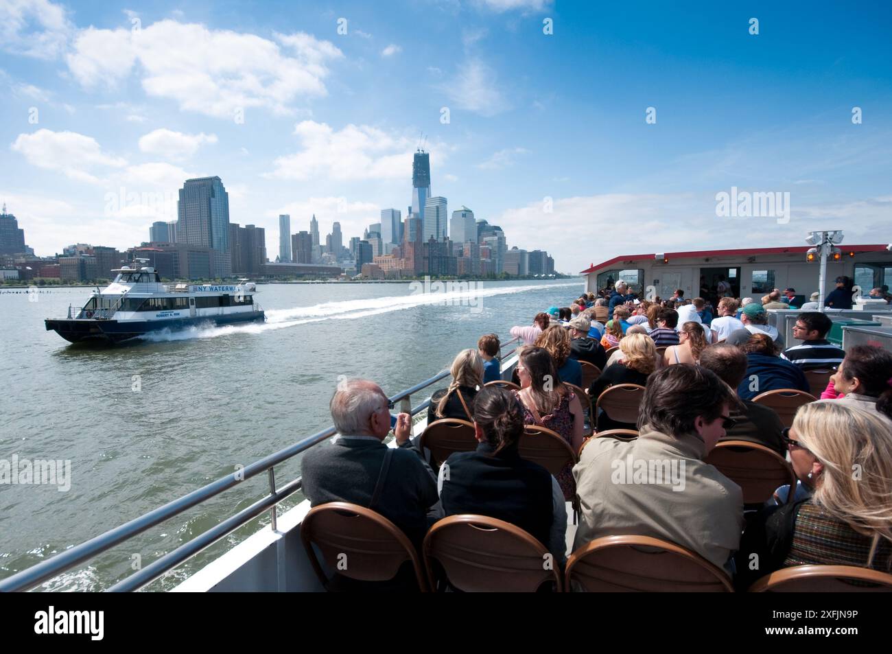 USA, New York, les touristes sur la ligne Circle Tour Voile, Manhattan Skyline Banque D'Images