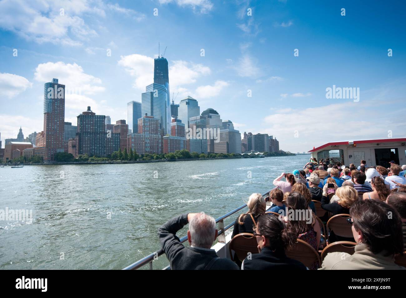 USA, New York, les touristes sur la ligne Circle Tour Voile, Manhattan Skyline Banque D'Images