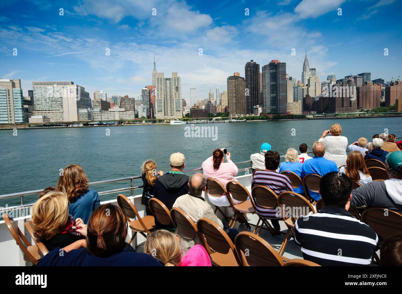 USA, New York, les touristes sur la ligne Circle Tour Voile, Manhattan Skyline Banque D'Images