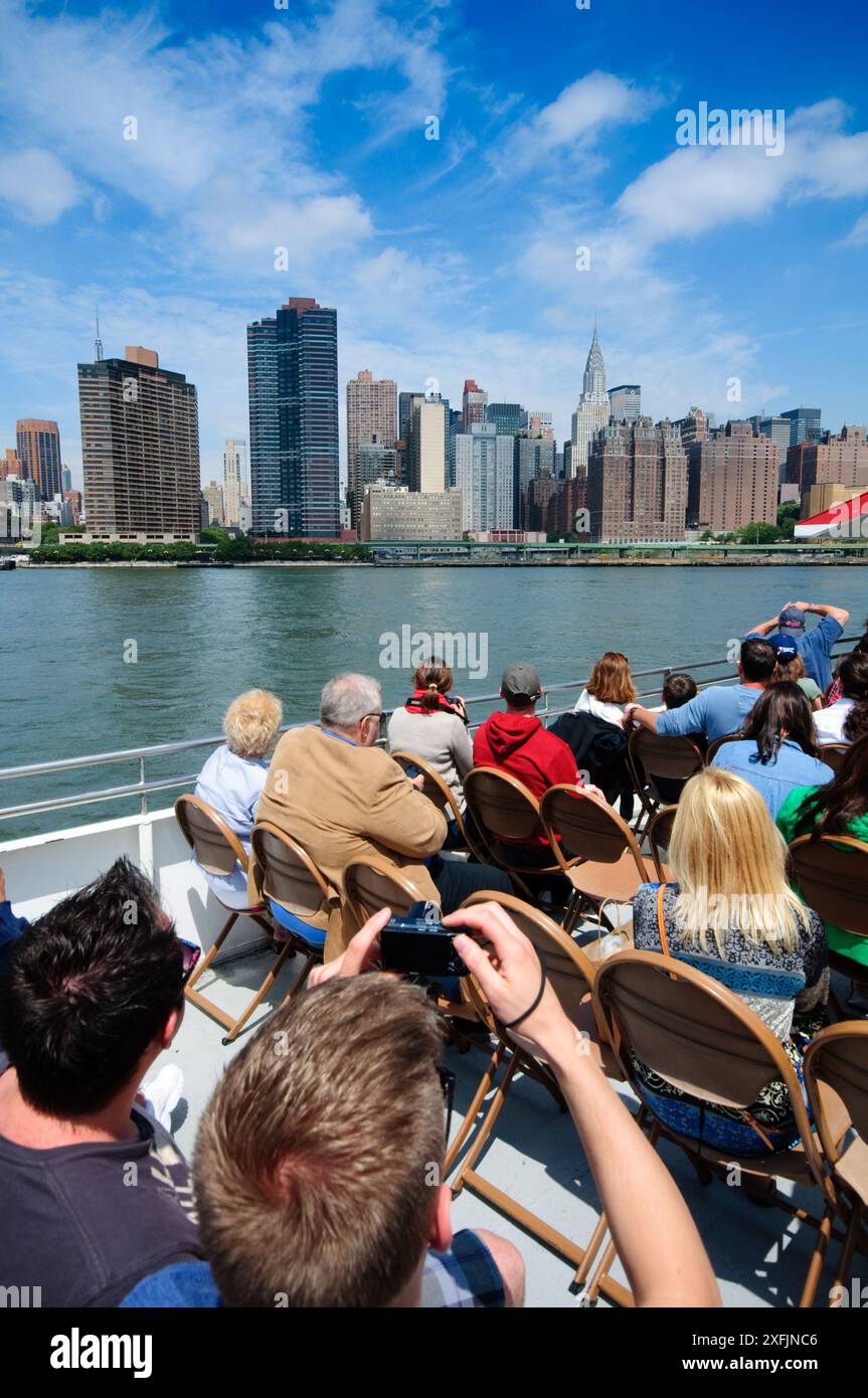 USA, New York, les touristes sur la ligne Circle Tour Voile, Manhattan Skyline Banque D'Images