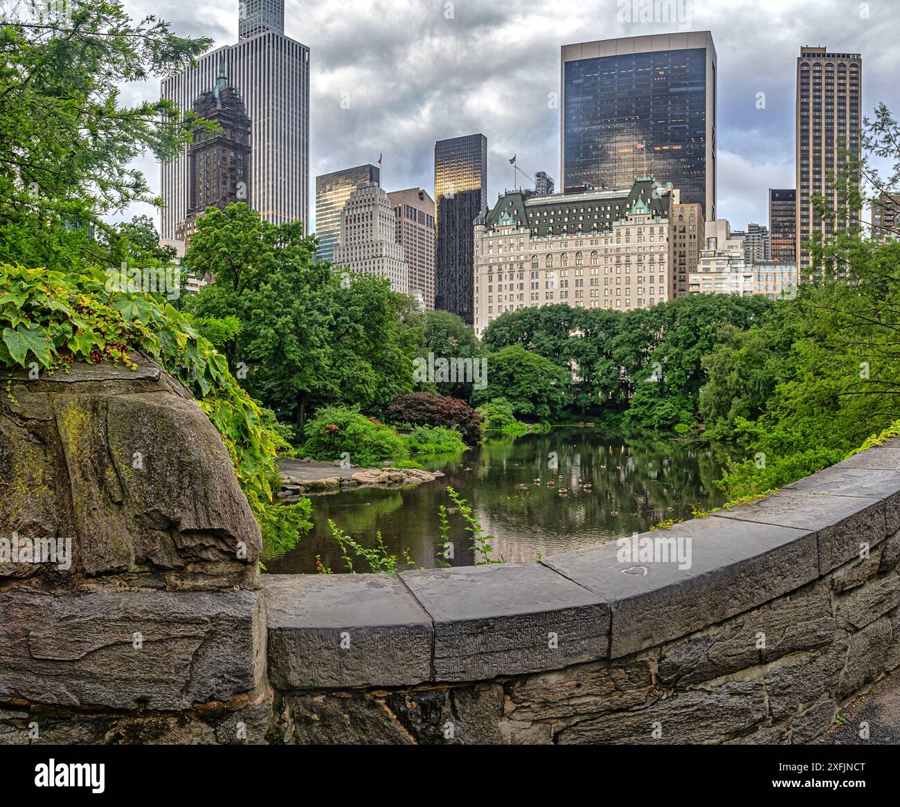 Pont de Gapstow dans Central Park , tôt le matin en été Banque D'Images