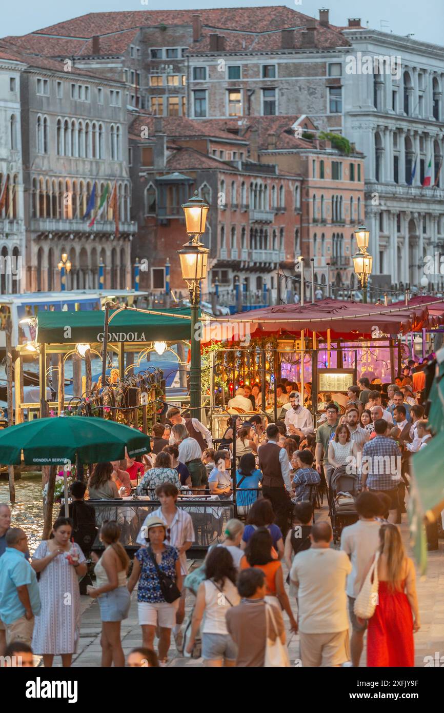 Venise, Italie - 20 juin 2024 : les gens dînent au restaurant près du pont du Rialto à Venise, Italie. Banque D'Images