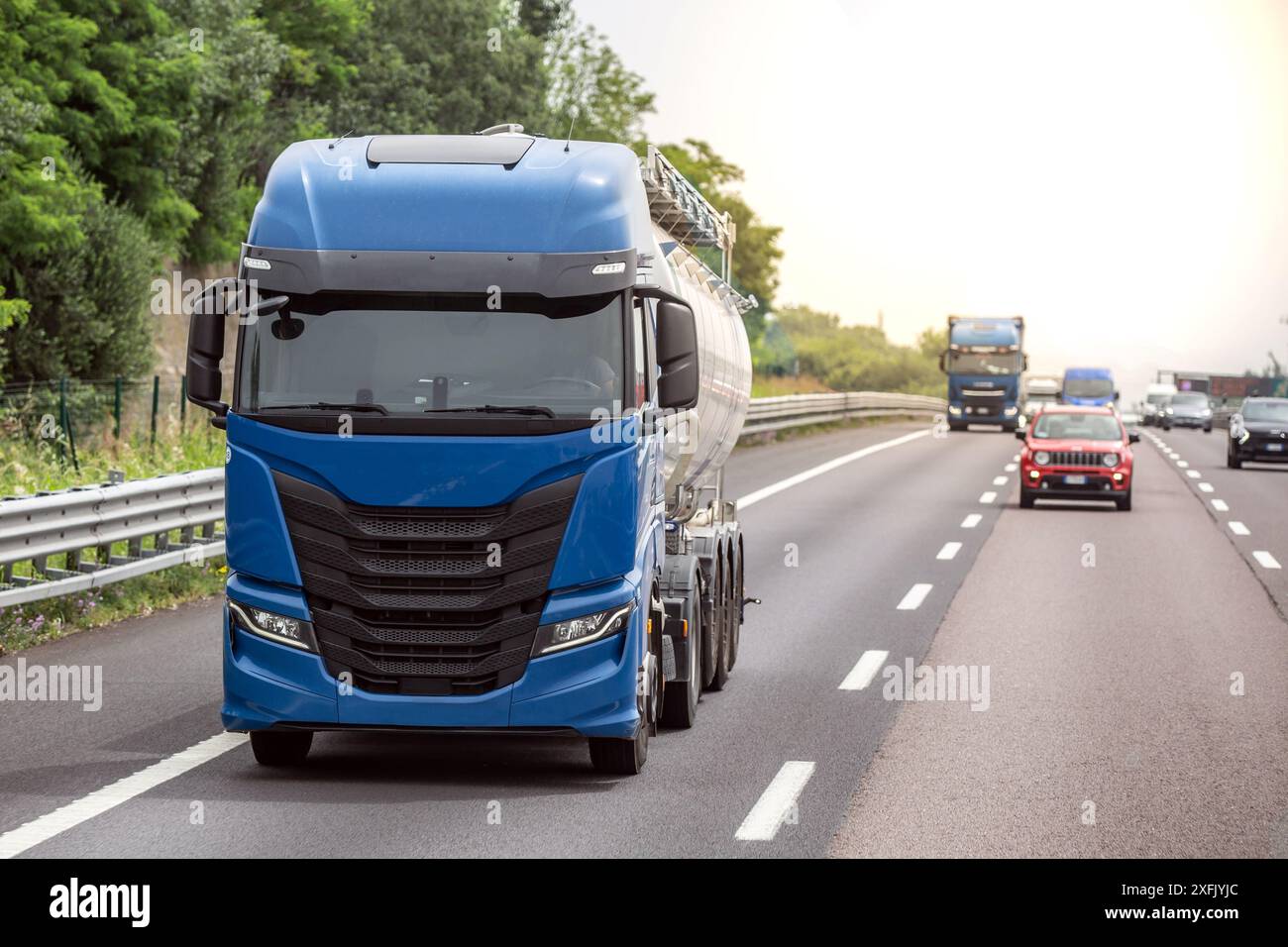 Semi-camion de fret longue remorque sur une autoroute avec effet de flou de mouvement. Banque D'Images