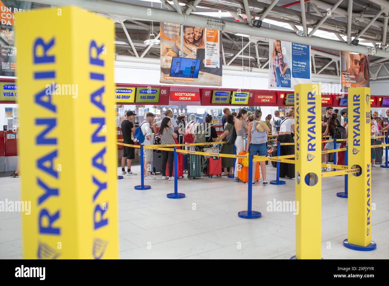 Rome, Italie - 30 juin 2024 : les passagers attendent aux comptoirs d'enregistrement de l'aéroport Ciampino de Rome, Italie. Banque D'Images