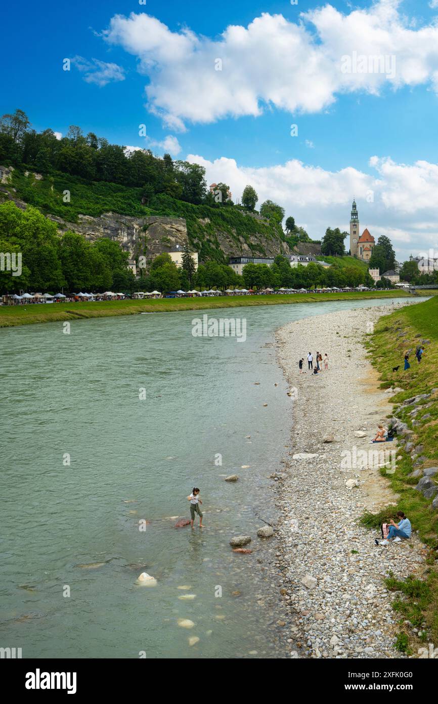 Salzbourg, Autriche. 30 juin 2024. Vue sur les gens sur la rive de la rivière Salzbach dans le centre-ville Banque D'Images