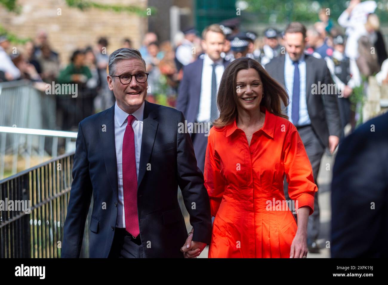 Londres, Royaume-Uni. 4 juillet 2024. Sir Keir Starmer, chef du Parti travailliste, et son épouse Victoria arrivent pour voter dans un bureau de vote de Kentish Town, au nord de Londres, le matin des élections générales. Le dernier sondage YouGov projette une victoire écrasante pour le Labour. Credit : Stephen Chung / Alamy Live News Banque D'Images