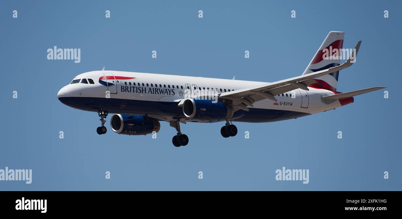 Tenerife, Espagne 23 juin 2024. Airbus A320-232 British Airways Airlines vole dans le ciel bleu. Atterrissage à l'aéroport de Tenerife Banque D'Images