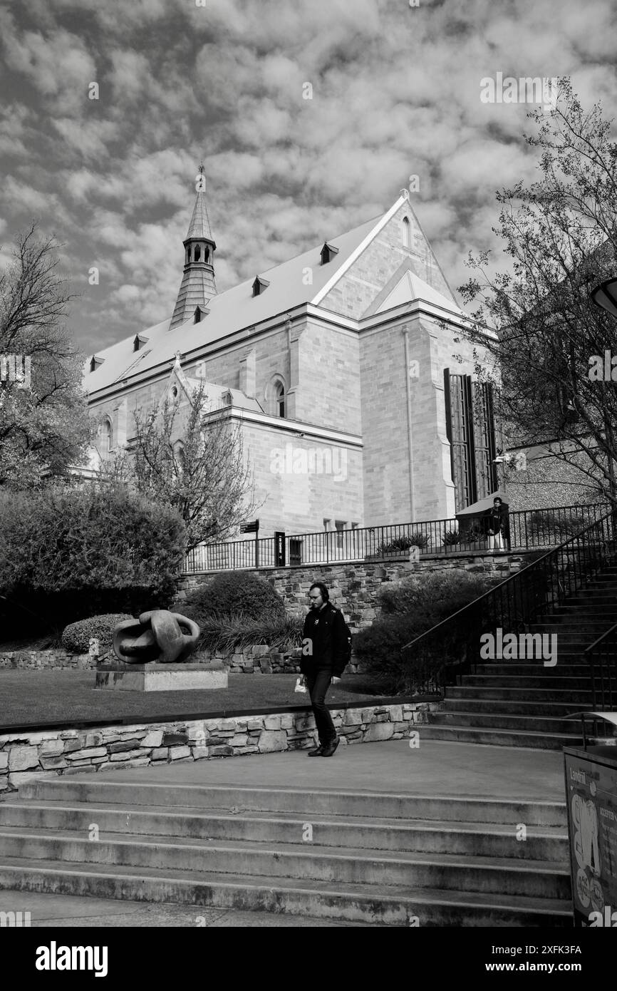 Homme marchant devant le bâtiment historique à l'intérieur du campus universitaire Banque D'Images