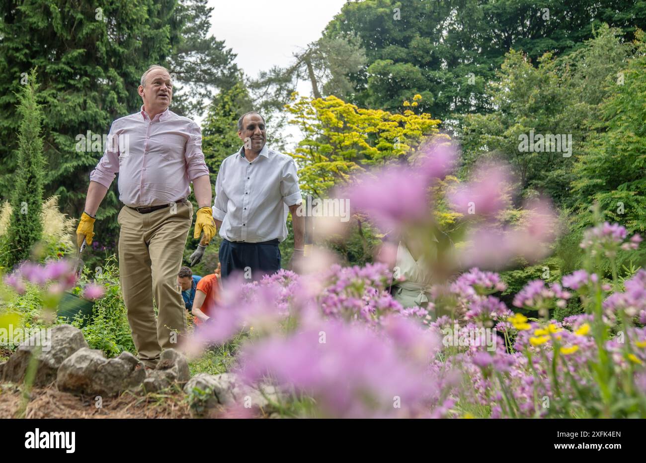 Photo datée du 20/06/24 du chef des libéraux démocrates Sir Ed Davey avec un hôtel à insectes lors d'une visite à Whinfell Quarry Gardens, Sheffield, alors qu'il était sur la piste de la campagne électorale générale. Sir Ed Davey, leader des libéraux démocrates, s'est lancé dans la campagne électorale générale de plusieurs façons, tentant toute une série de cascades bourrées d'action conçues pour attirer l'attention du public électoral. Date d'émission : jeudi 4 juillet 2024. Banque D'Images