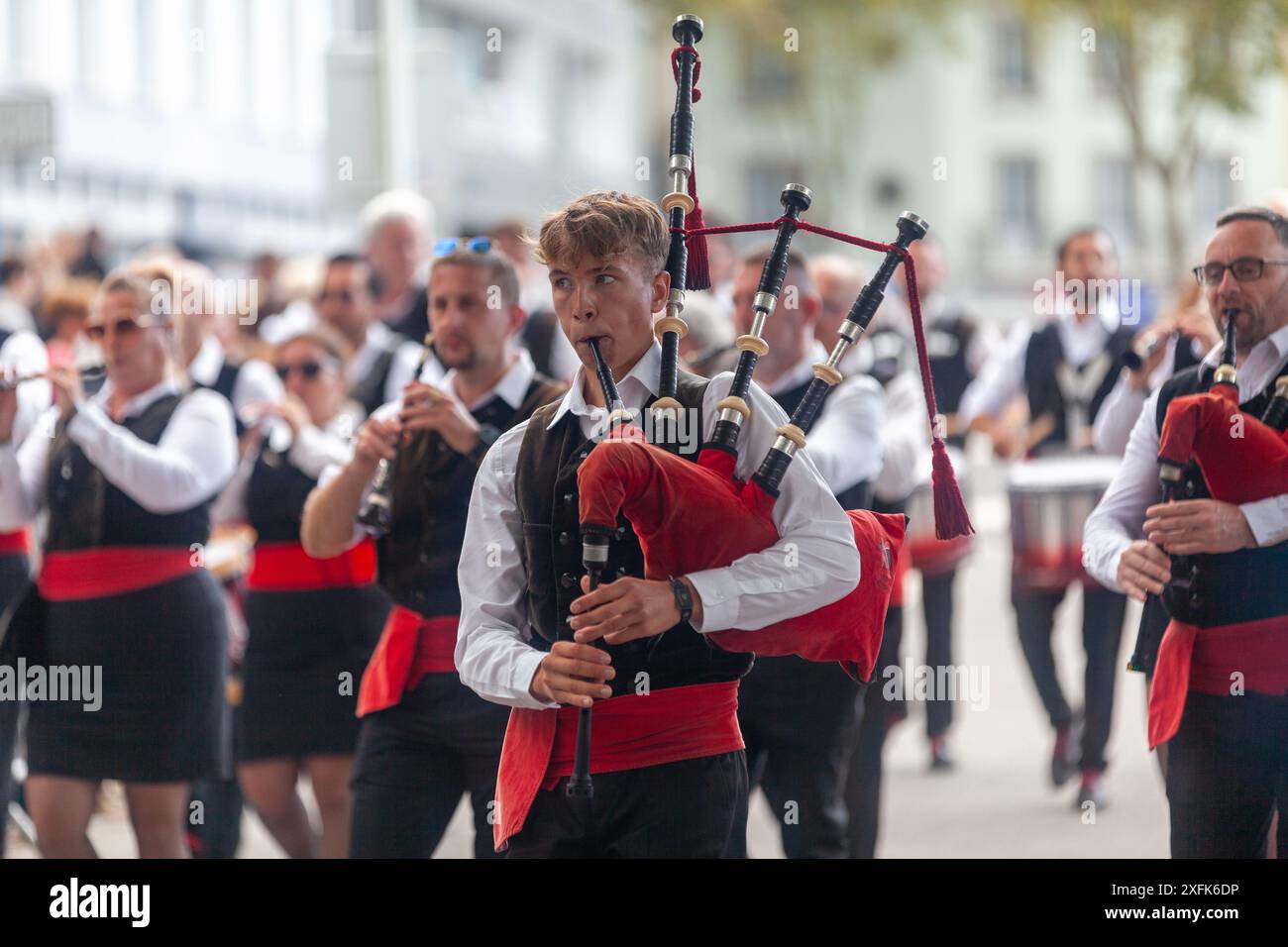 Lorient, France - 06 août 2023 : musiciens de Quimperlé en costumes bretons jouant pendant le Lorient Interceltic Festival. Banque D'Images