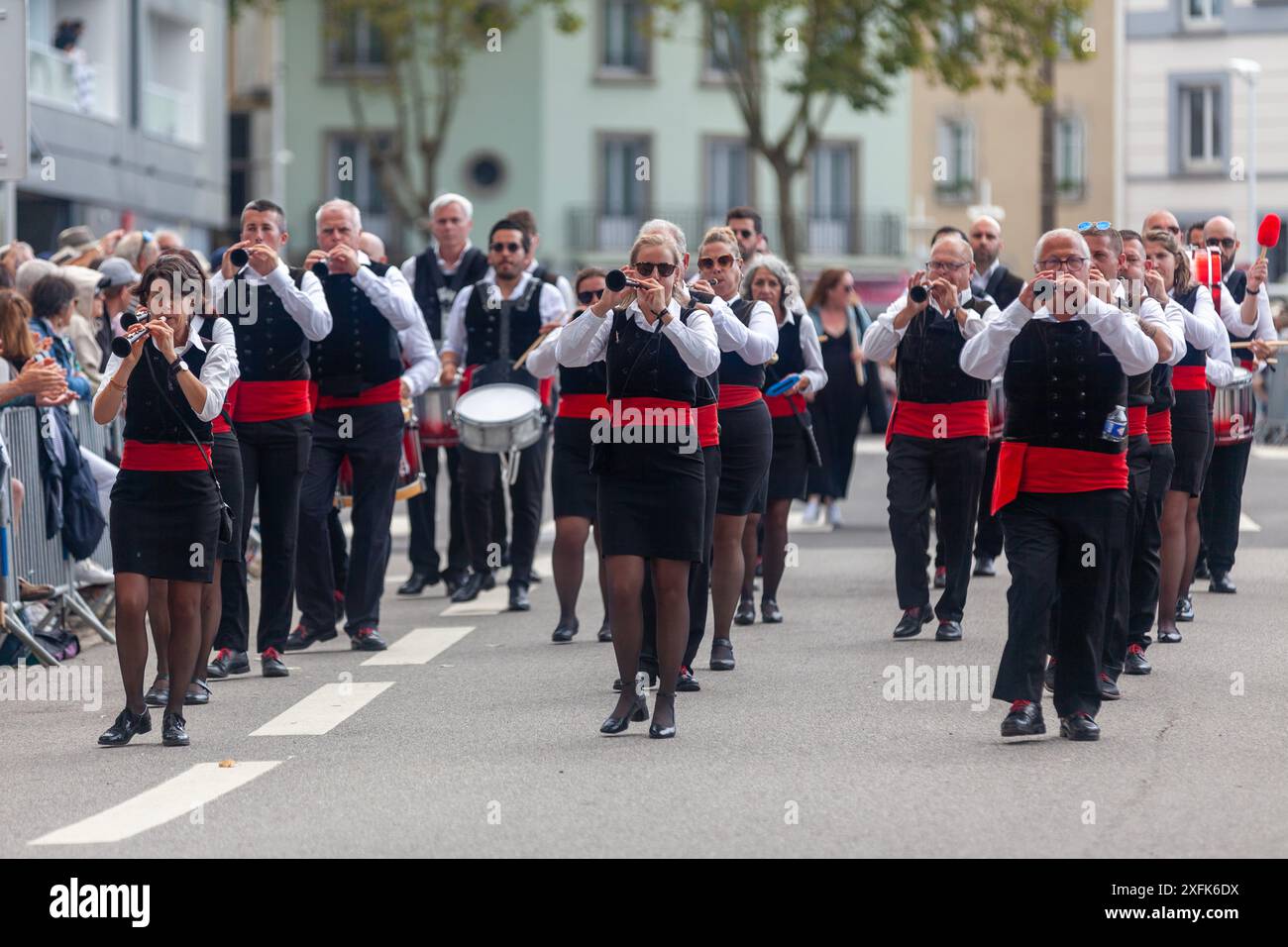 Lorient, France - 06 août 2023 : musiciens de Quimperlé en costumes bretons jouant du bombard (un type d'aérophone) pendant le Lorient Interceltic Fe Banque D'Images