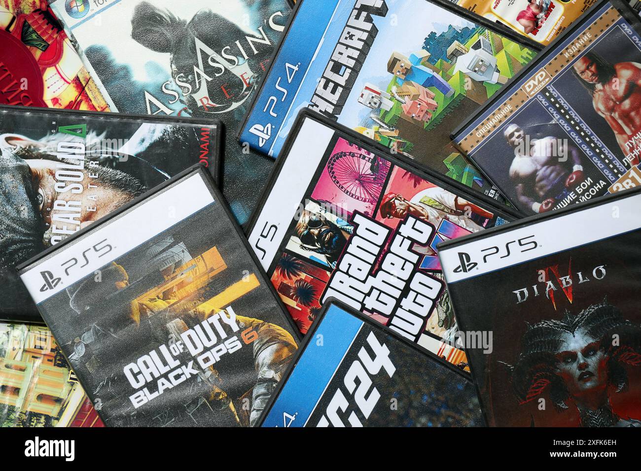 KIEV, UKRAINE - 26 JUIN 2024 pile de jeux vidéo pour console Sony PlayStation 5 et 4. De nombreuses boîtes de disques de jeux vidéo populaires se rapprochent Banque D'Images