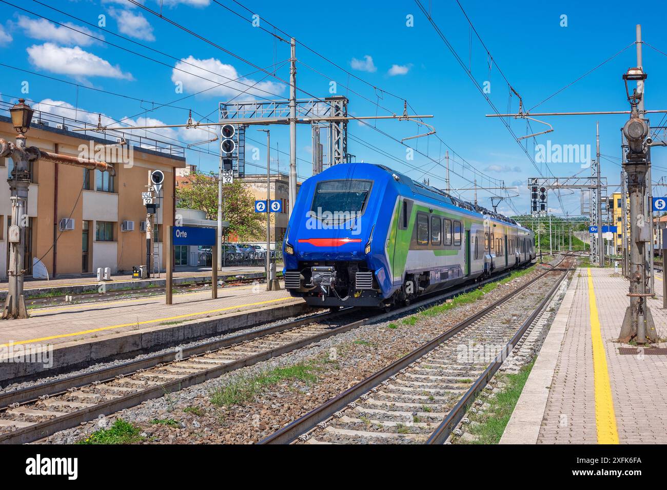 Le train arrive à la gare Orte. Lazio, Italie Banque D'Images