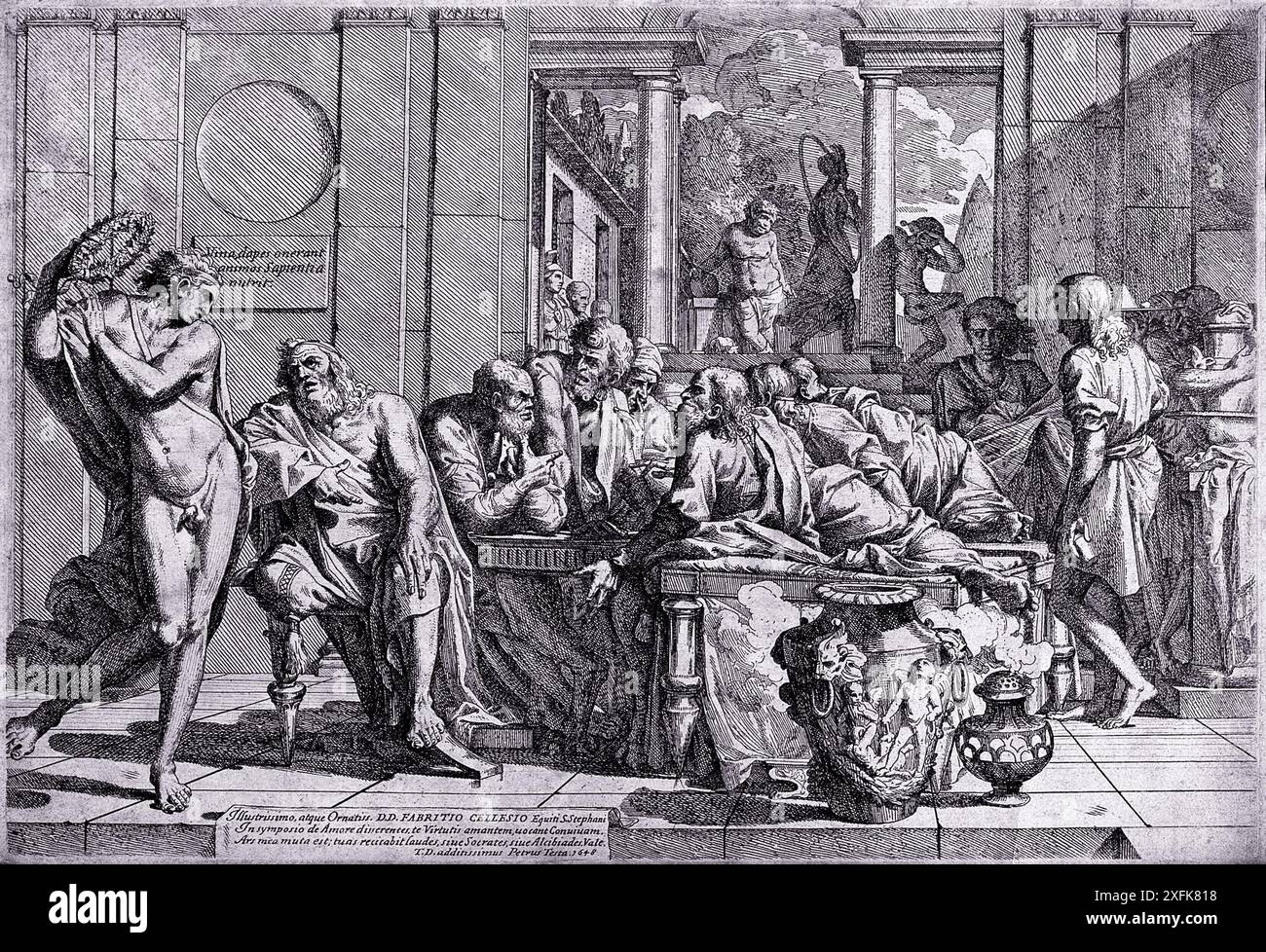 Une gravure du XVIIe siècle représentant l'arrivée ivrogne d'Alcibiade au symposium décrit dans Symposion de Platon. Alcibiades est représenté sur la gauche, drapé dans un manteau et entrant dans la pièce. Un groupe d'hommes, dont Socrate, est assis à une table au premier plan, engagé dans la conversation et buvant. La scène se déroule dans un intérieur grec classique, avec des colonnes et un balcon. Banque D'Images